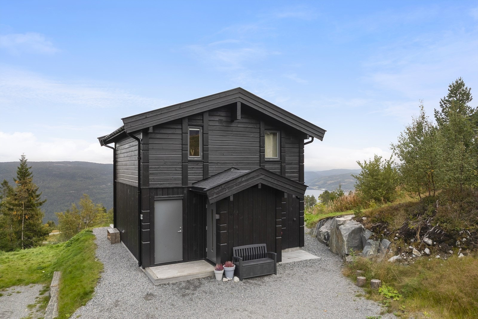 Praktisk med parkering rett ved hytta. Galleribilde