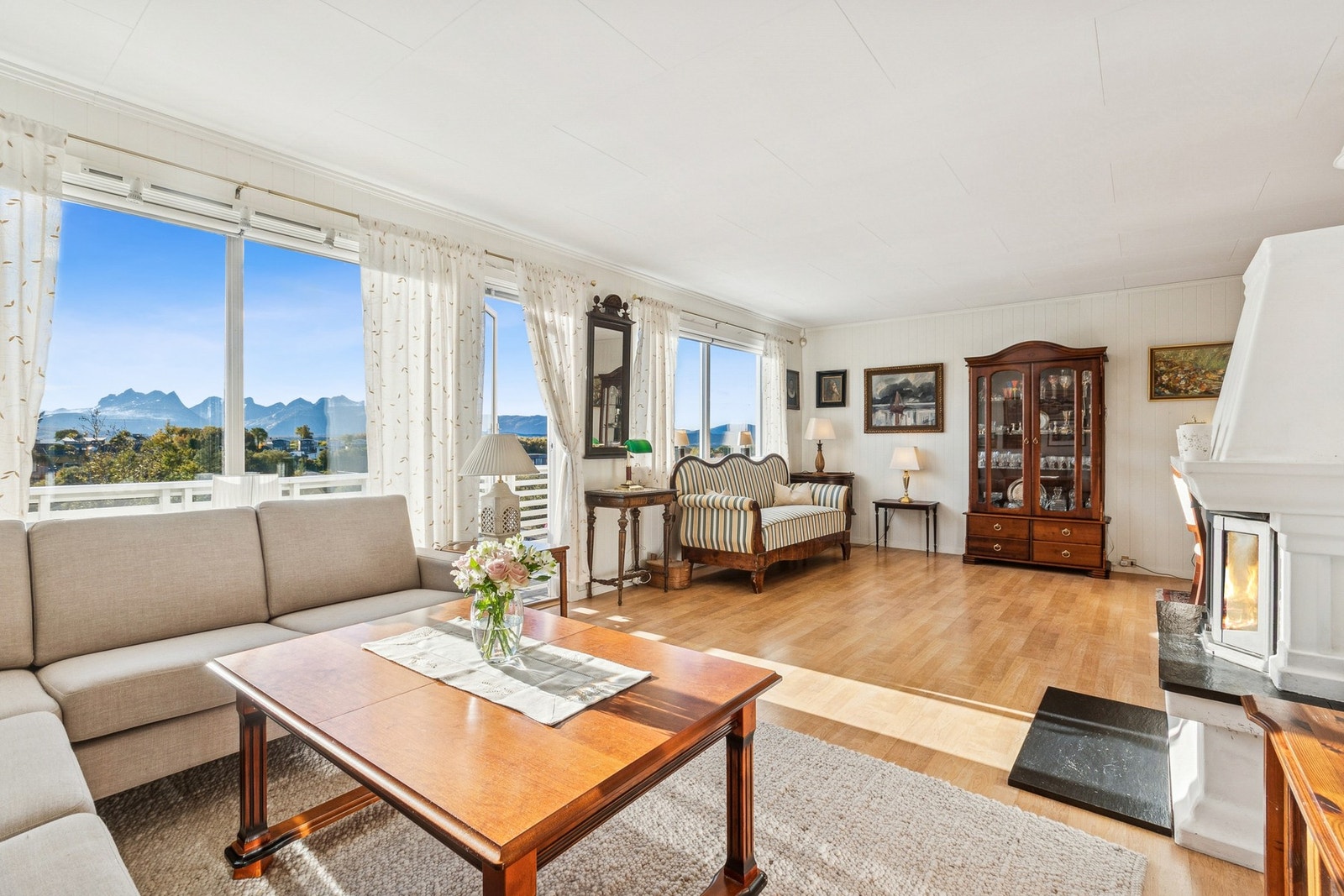 Stuen er lys og innbydende, med fantastisk utsikt og herlig naturlig lysinnslipp. Galleribilde