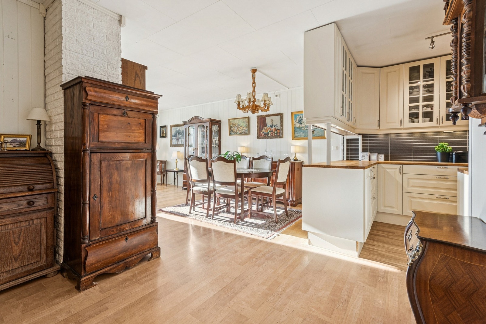 Kjøkkenet ligger i halvåpen løsning mot spisestuen, og har innredning med svært mye skap- og benkeplass. Galleribilde