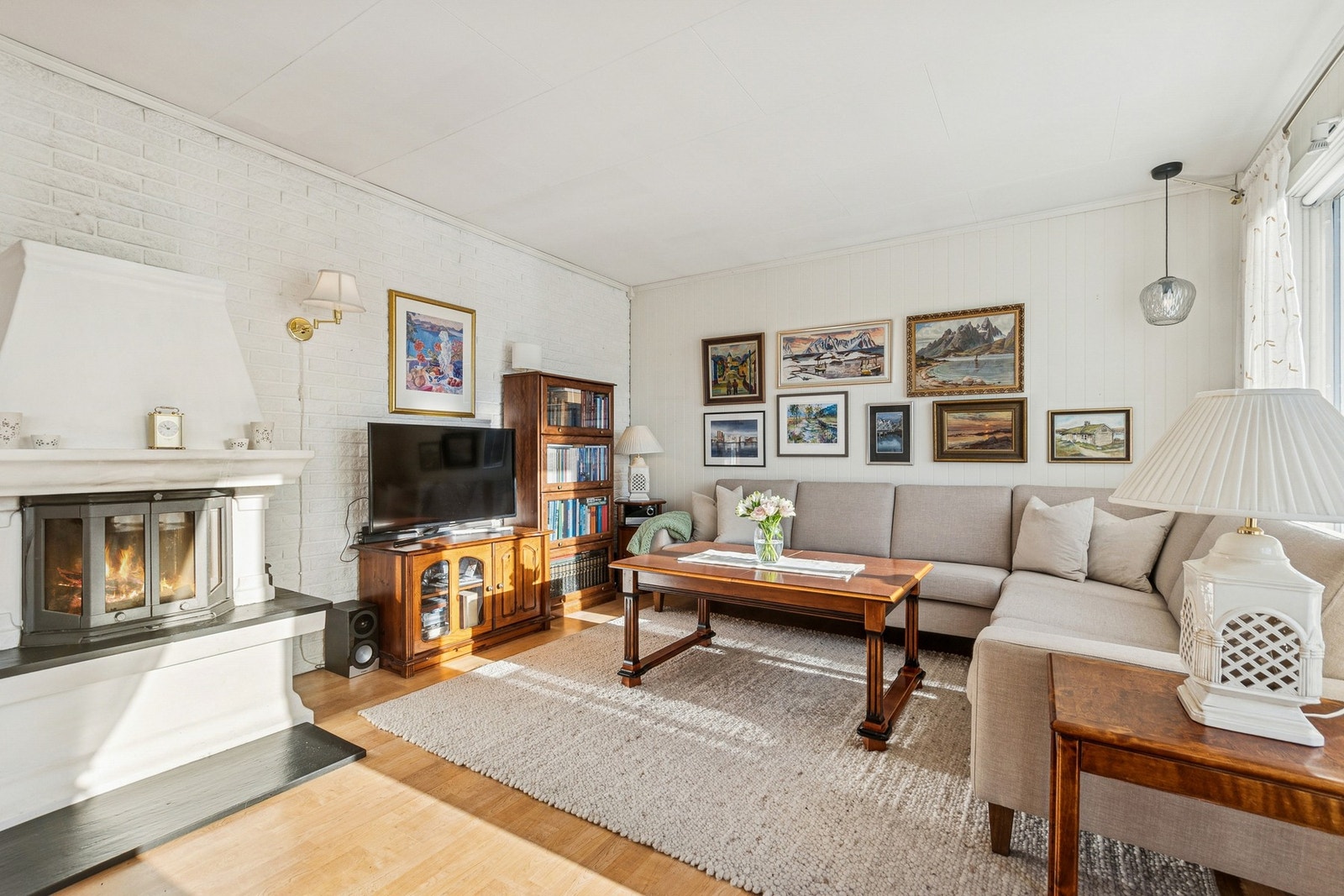 Romslig og møbleringsvennlig stue som enkelt innredes etter familiens ønske og behov. Galleribilde