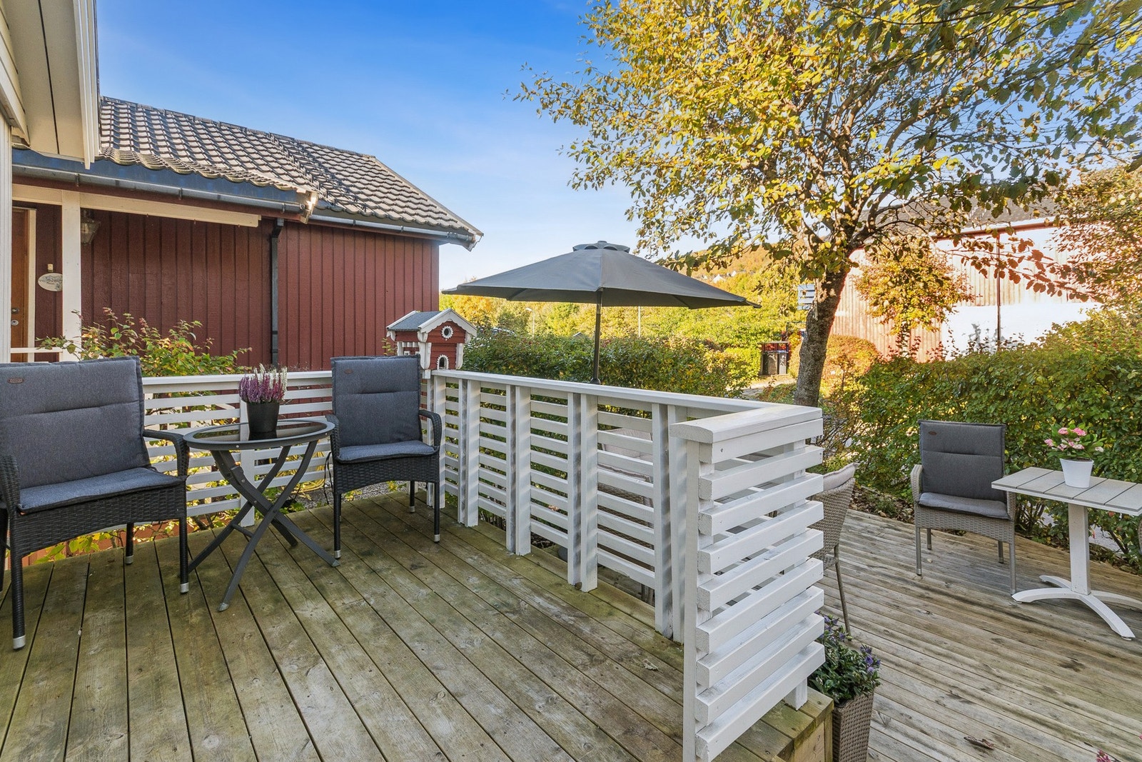 På baksiden av boligen er det etablert et skjermet og koselig uteområde. Galleribilde