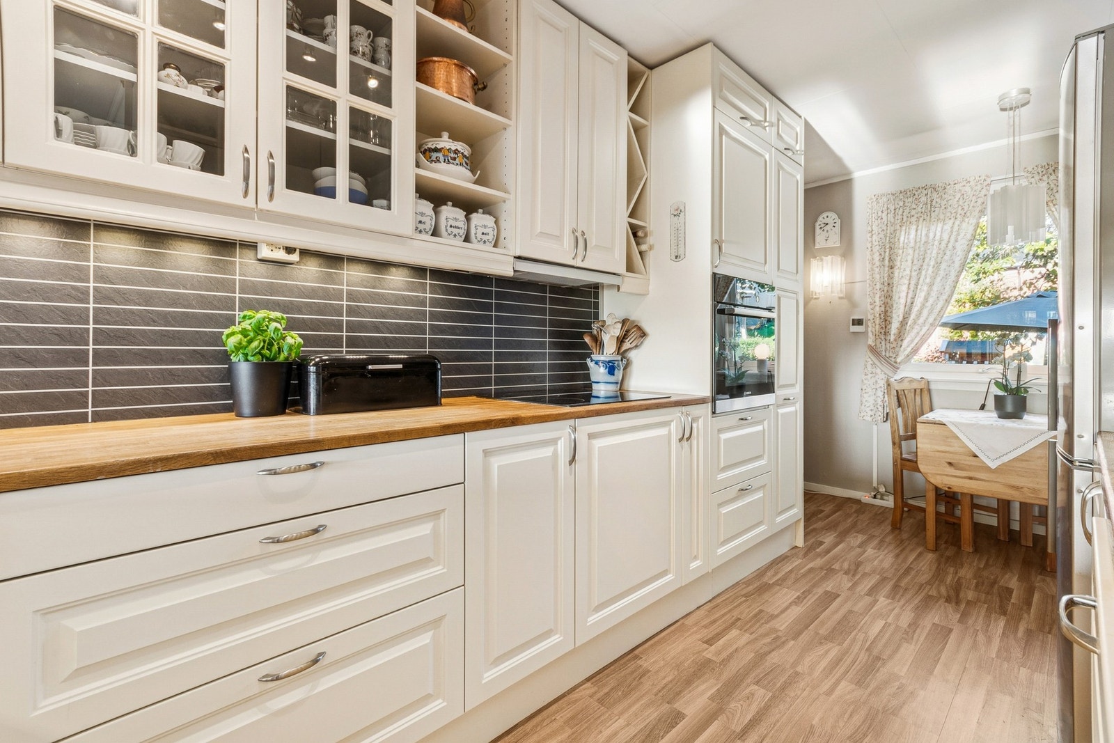 Kitchenboard over kjøkkenbenk og ekstra belysning under overskap. Galleribilde