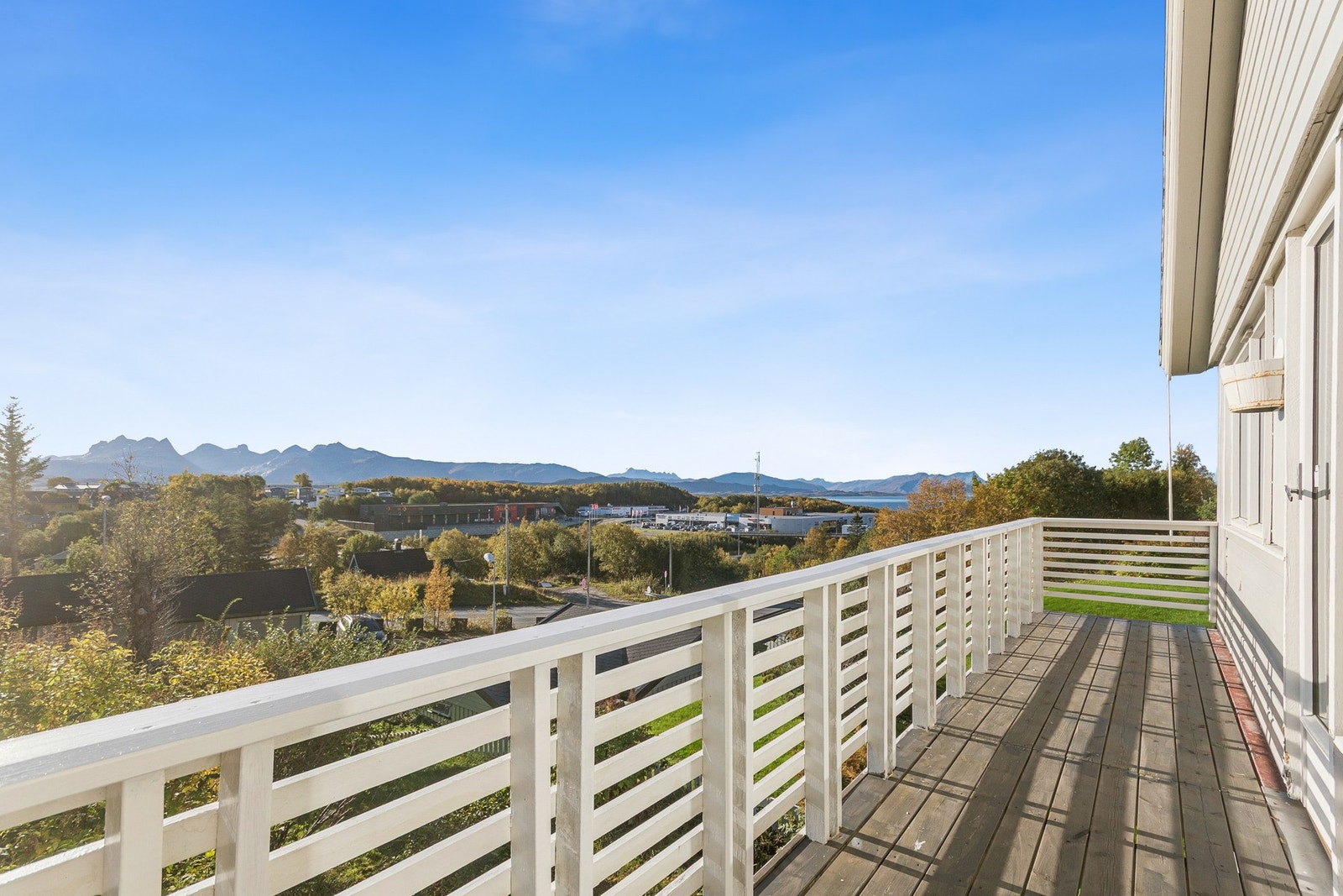 Fra stuen er det utgang til sørvendt balkong med fantastisk utsikt. Galleribilde
