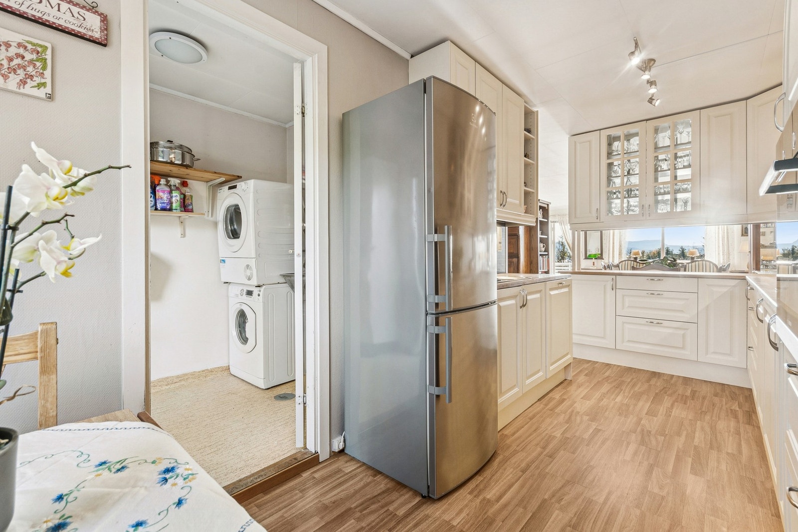 I tilknytning til kjøkkenet ligger et praktisk vaskerom. Galleribilde