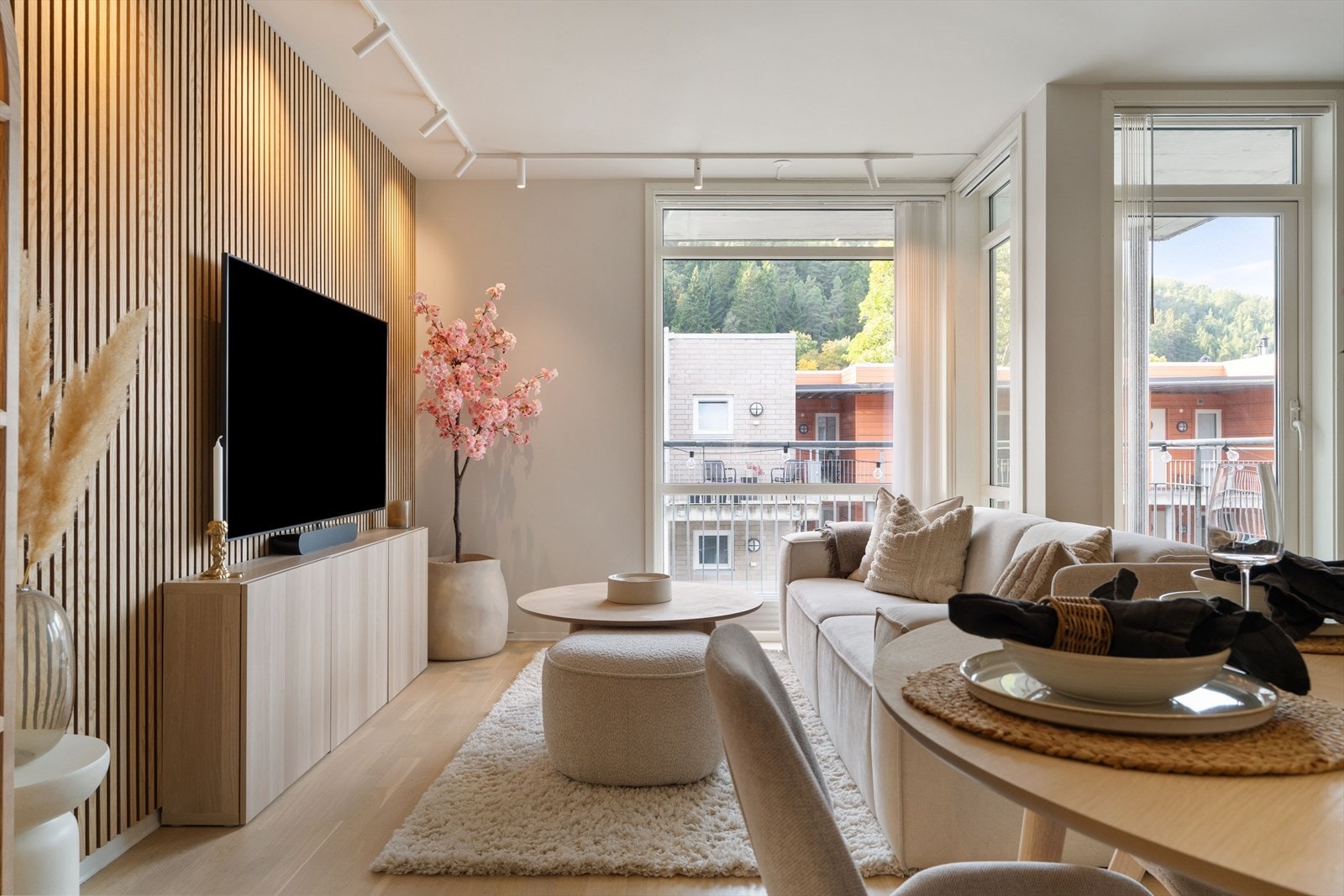 Stuen er lys og trivelig med store vindusflater som slipper inn rikelig med dagslys og gir en åpen og luftig atmosfære. Galleribilde