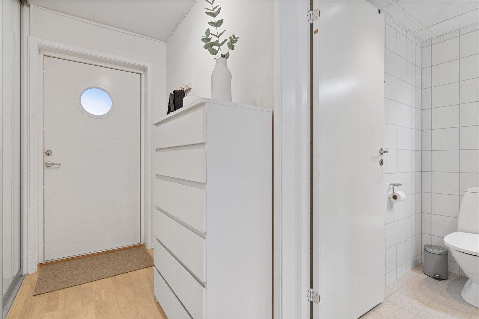 Leiligheten ønsker deg velkommen med en lys og innbydende entré. Galleribilde