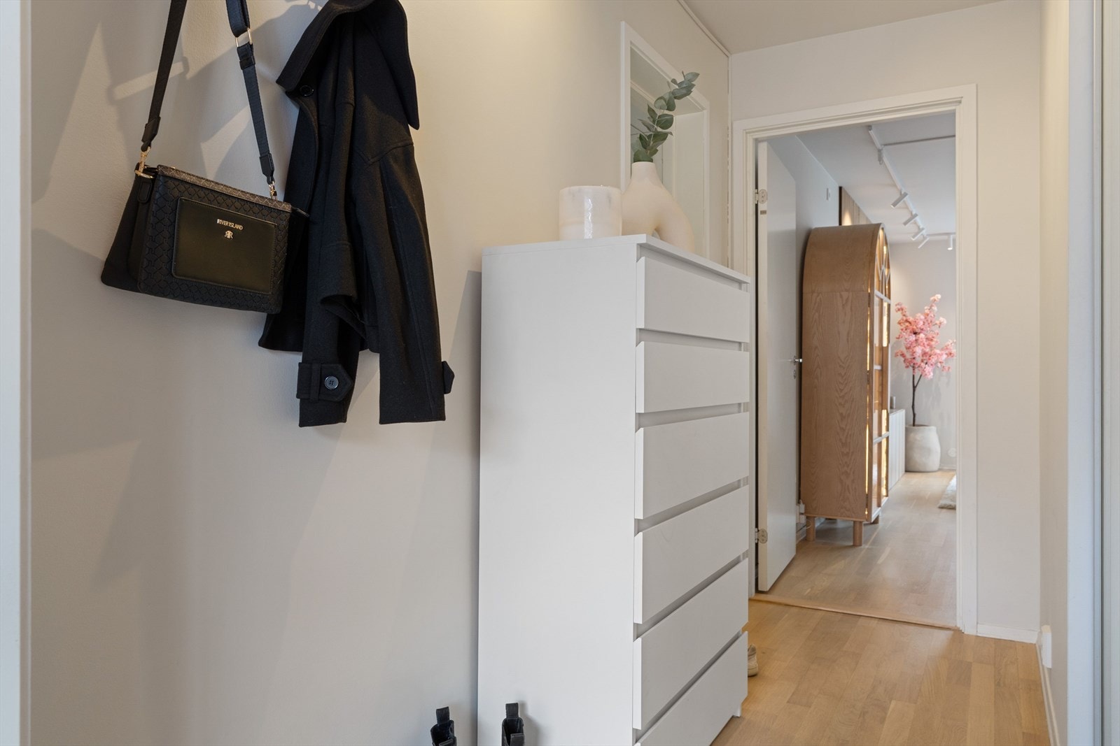 Overflatene i entréen ble malt i 2024, og rommet har plass til oppbevaring av yttertøy og sko. Galleribilde