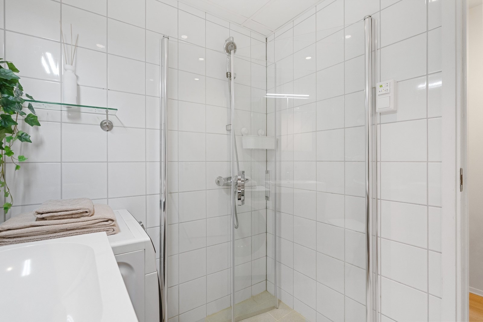 Badet fremstår som lyst, tidløst og lettstelt - et praktisk rom tilpasset hverdagsbruk. Galleribilde