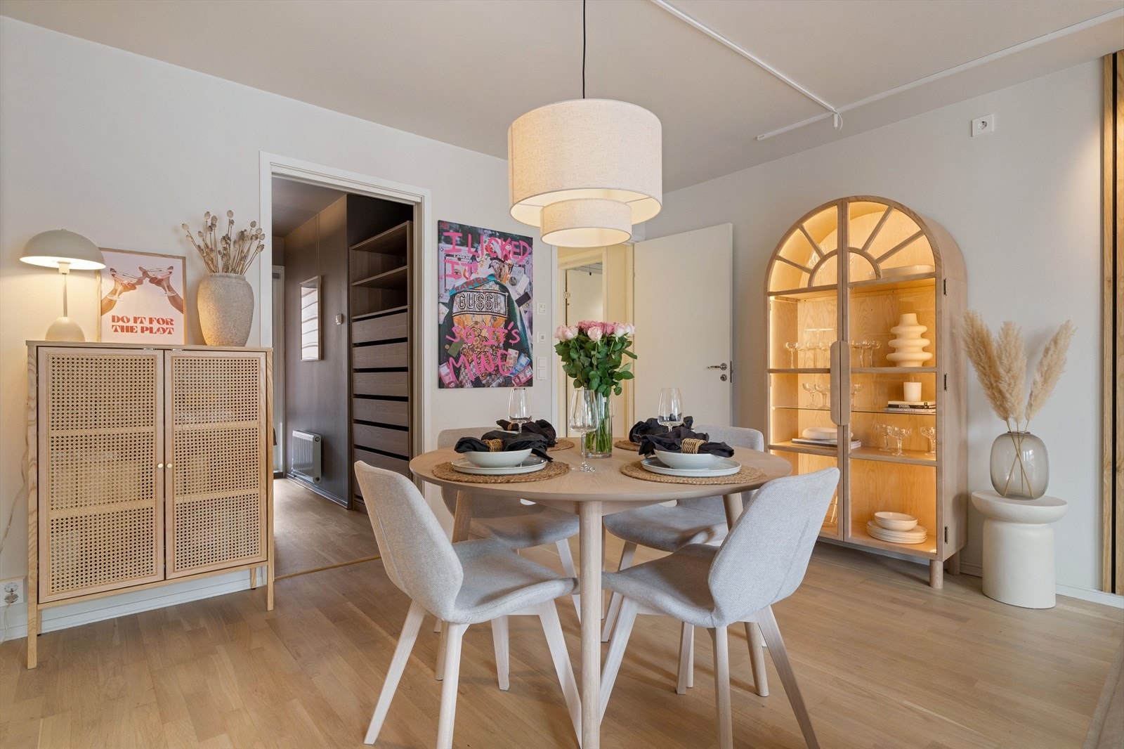 Rommet har plass til både sofagruppe og spiseplass. Galleribilde