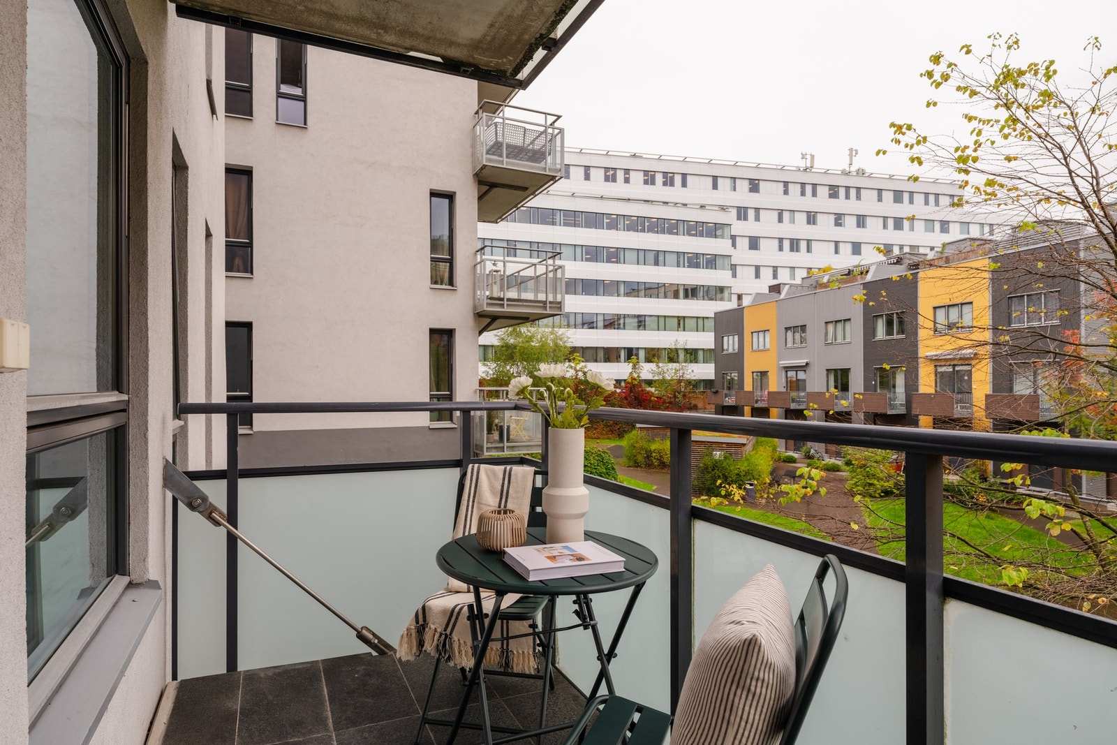 Utgang til flott balkong på 5 kvm vendt mot rolige omgivelser, lukket bakgård. Galleribilde