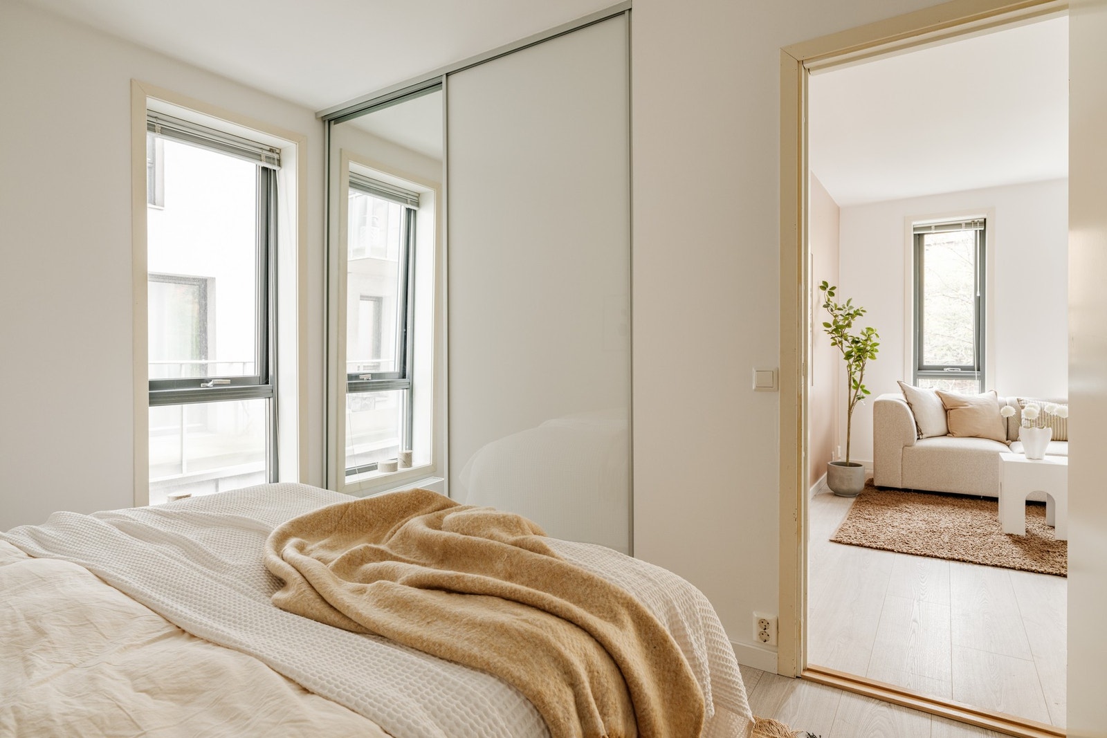 Innredet med stor skyvedørsgarderobe, hvor man har rikelig med oppbevaring. Galleribilde