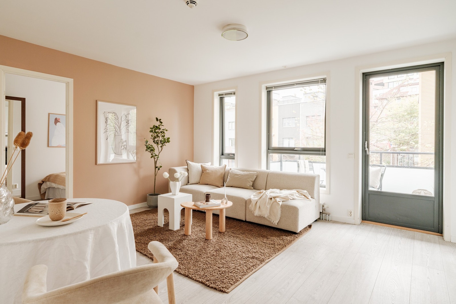 Lys, moderne 3-roms med flott balkong mot rolig indre bakgård og felles takterrasse. Galleribilde