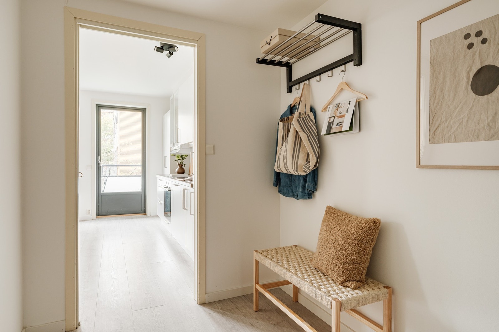 Lys og romslig entré med plass til oppheng av yttertøy og oppbevaring av sko. Galleribilde