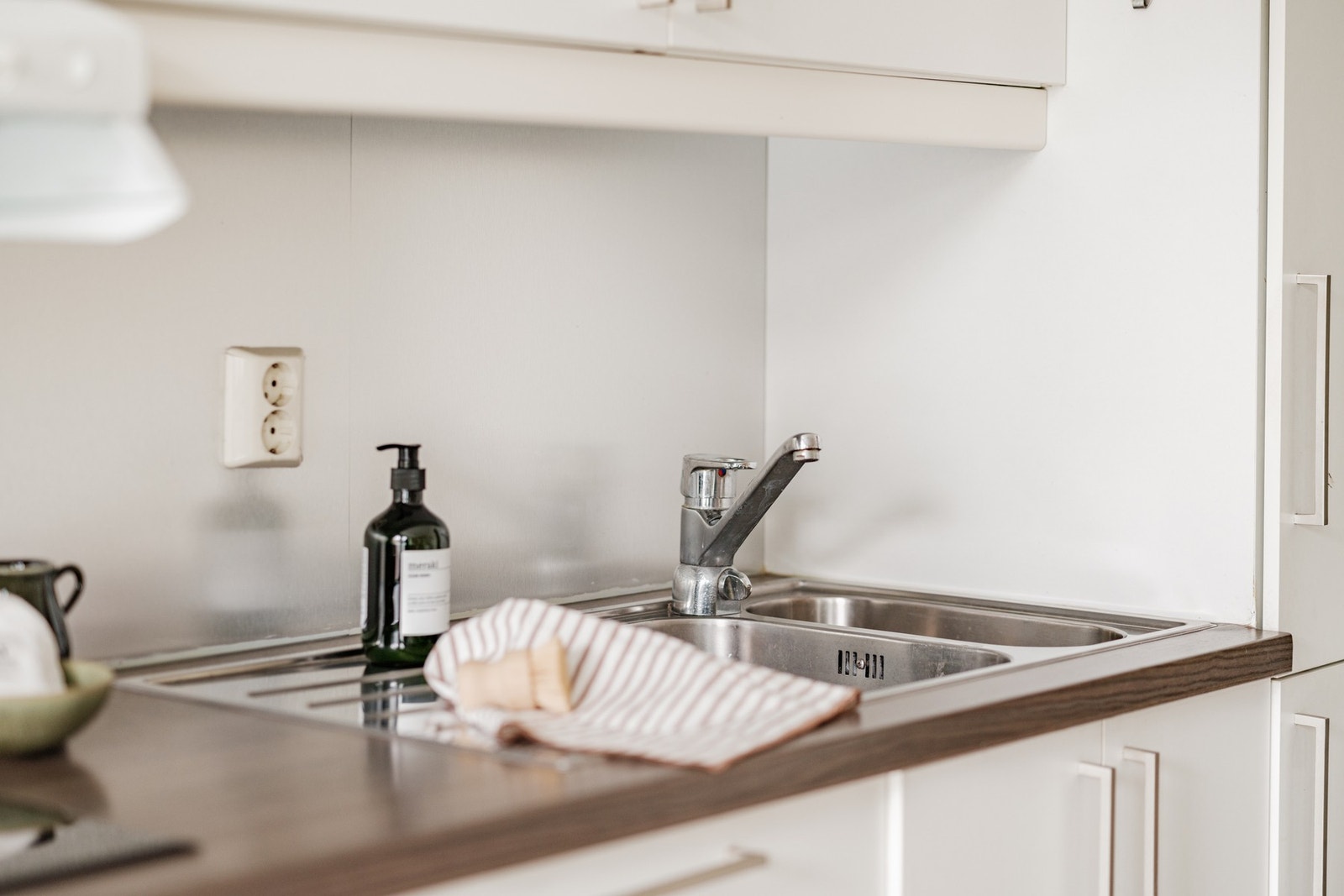 Benkeplate av laminat med nedfelt oppvaskkum. Galleribilde