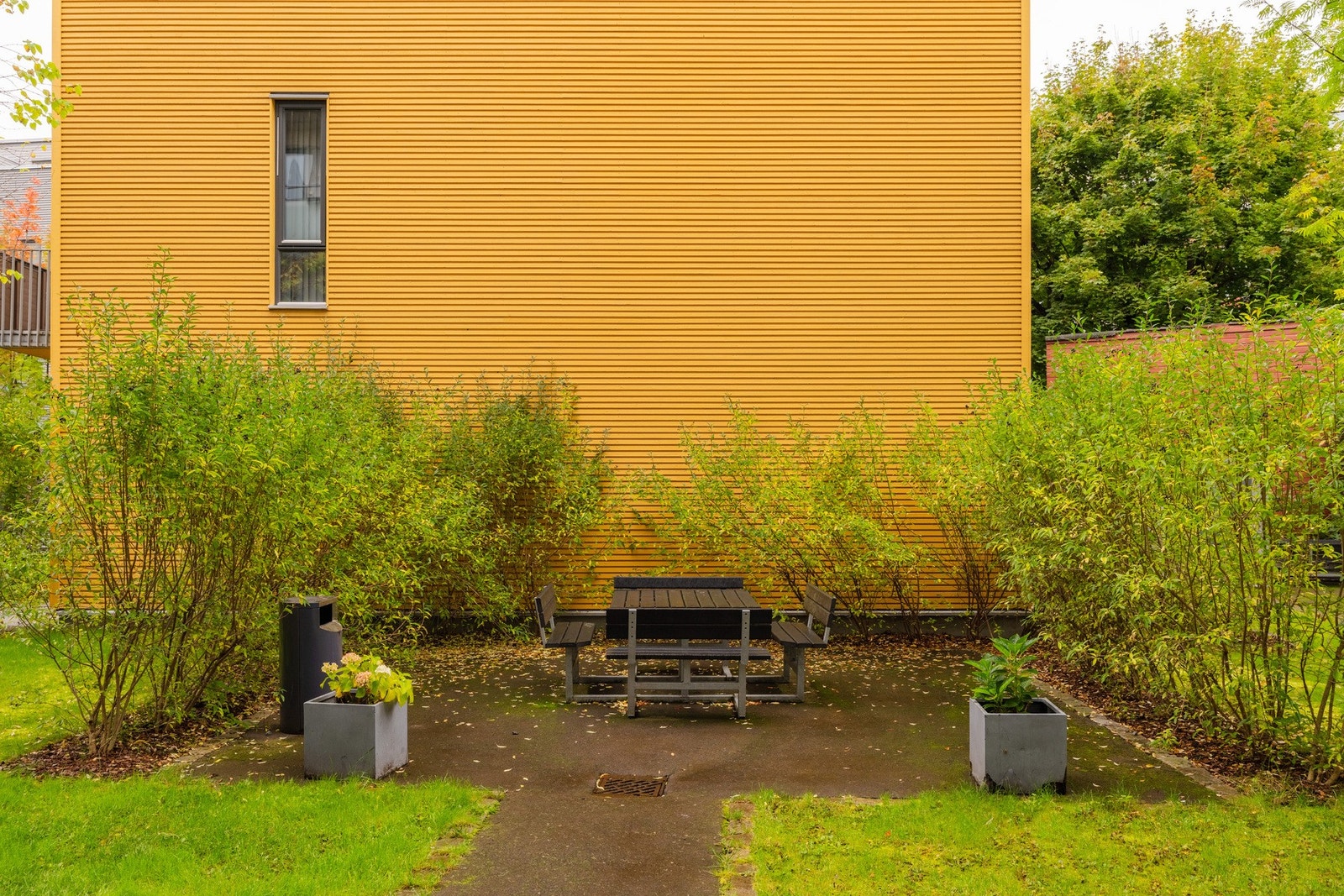 Lukket hyggelig bakgård. Galleribilde