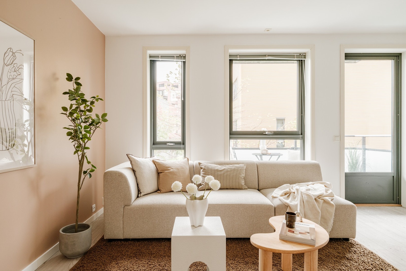 Stuen kan enkelt innredes med både sofa- og spiseseksjon. Galleribilde