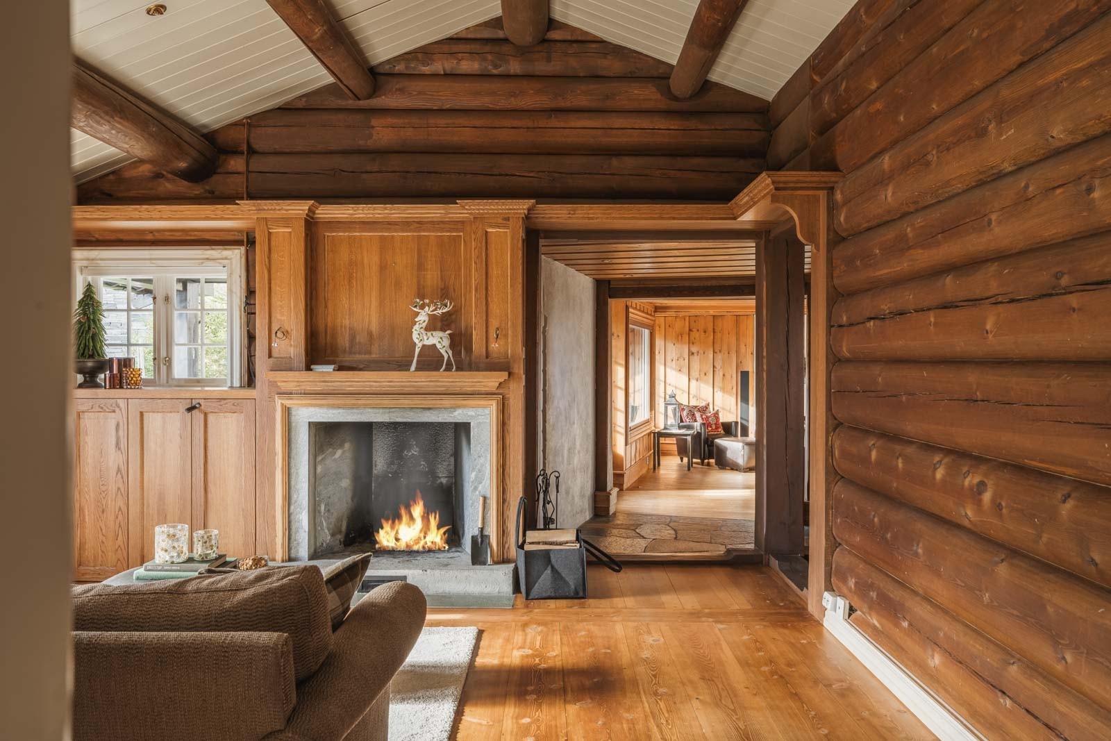 Fritidsboligen har en god planløsning med oppdeling i flere, hyggelige soner.