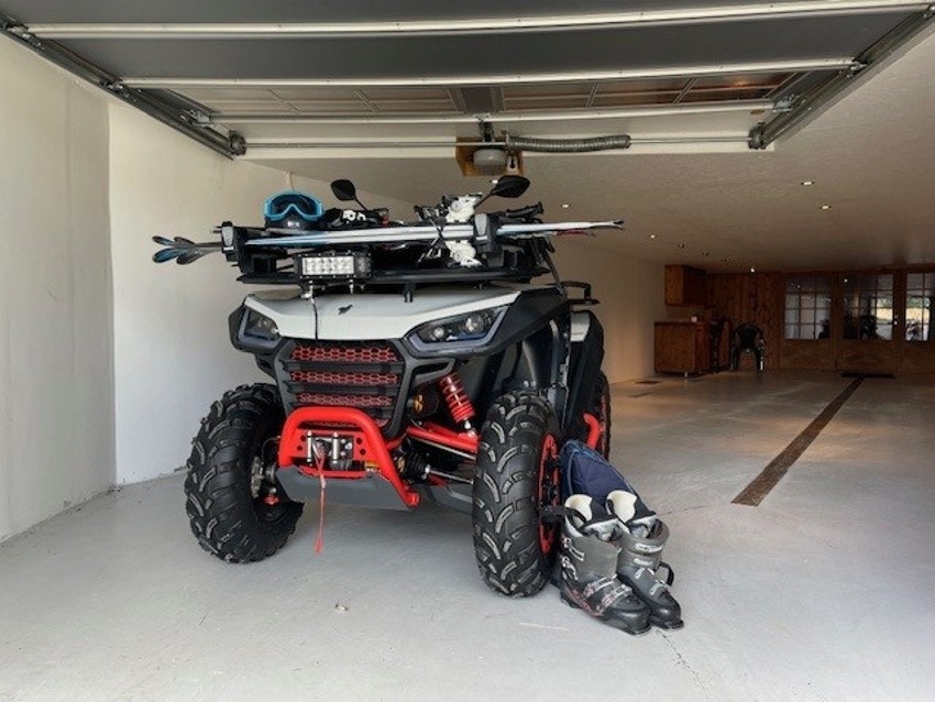 Enkel tilgang til alpinanlegget med Atven, som følger med hytta! (legg merke til skistativet)