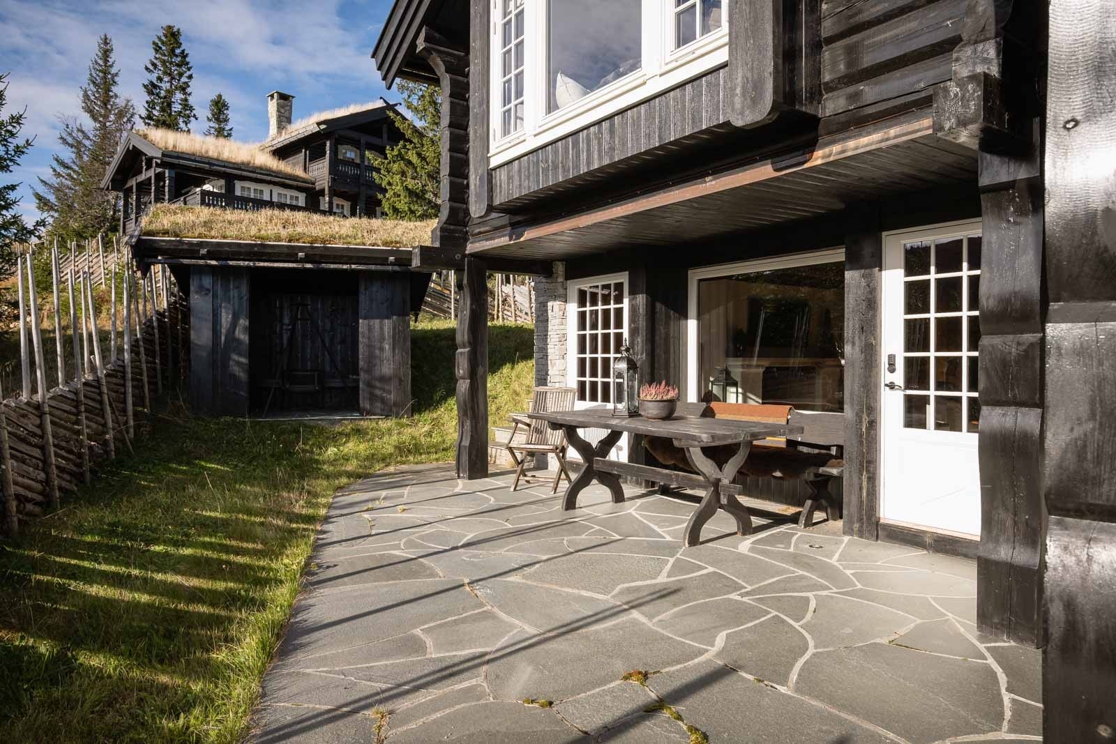 På terrassen ut fra stuen kan man nyte både sol og utsikt etter en aktiv dag i bakken eller skisporet!