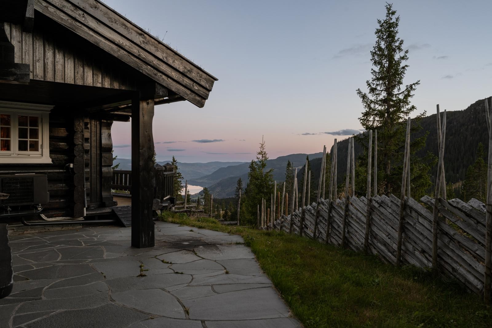 Kveldsstemning på terrassen.