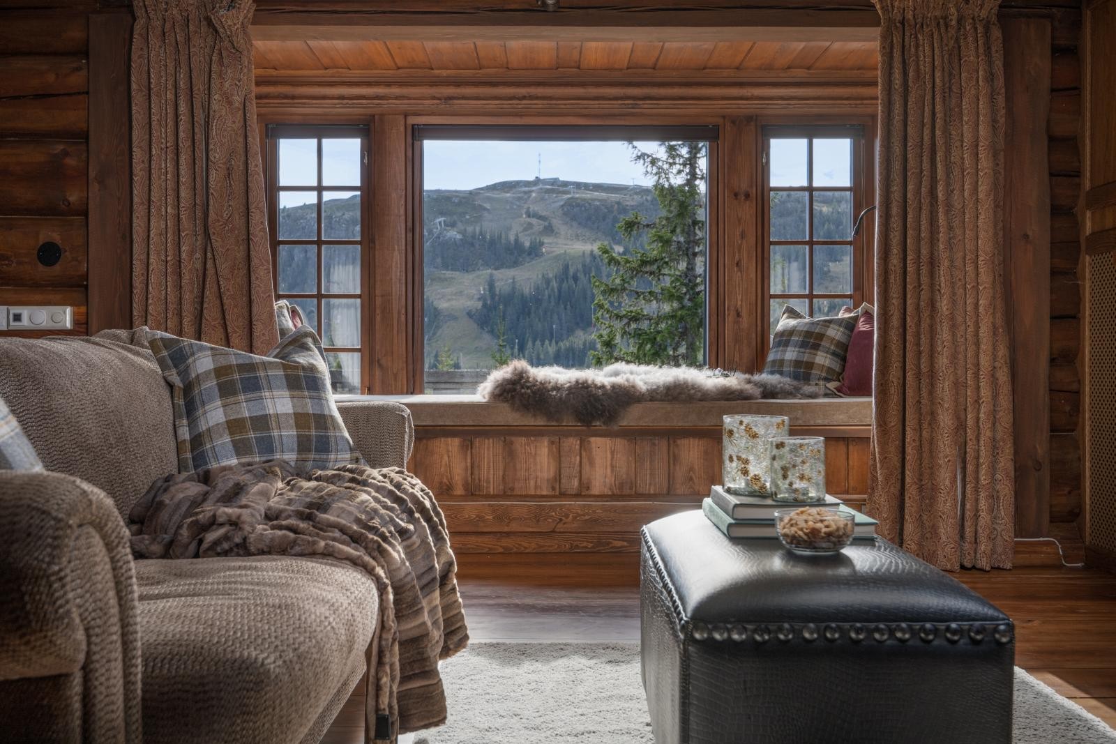 Den gode takhøyden kombinert med generøse vindusflater, gir en optimal romfølelse.