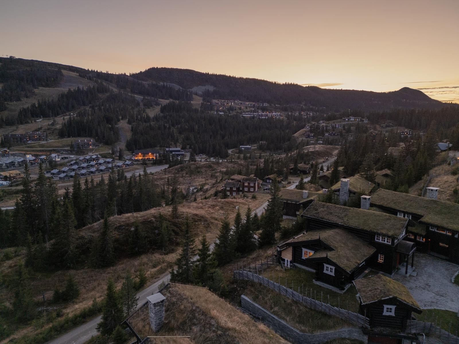 Rett utenfor hytta har du fantastiske alpinbakker, et enormt langrenns- og turterreng og ikke minst akebakker for barna. Her får man virkelig følelsen av å være midt i et skiparadis!
