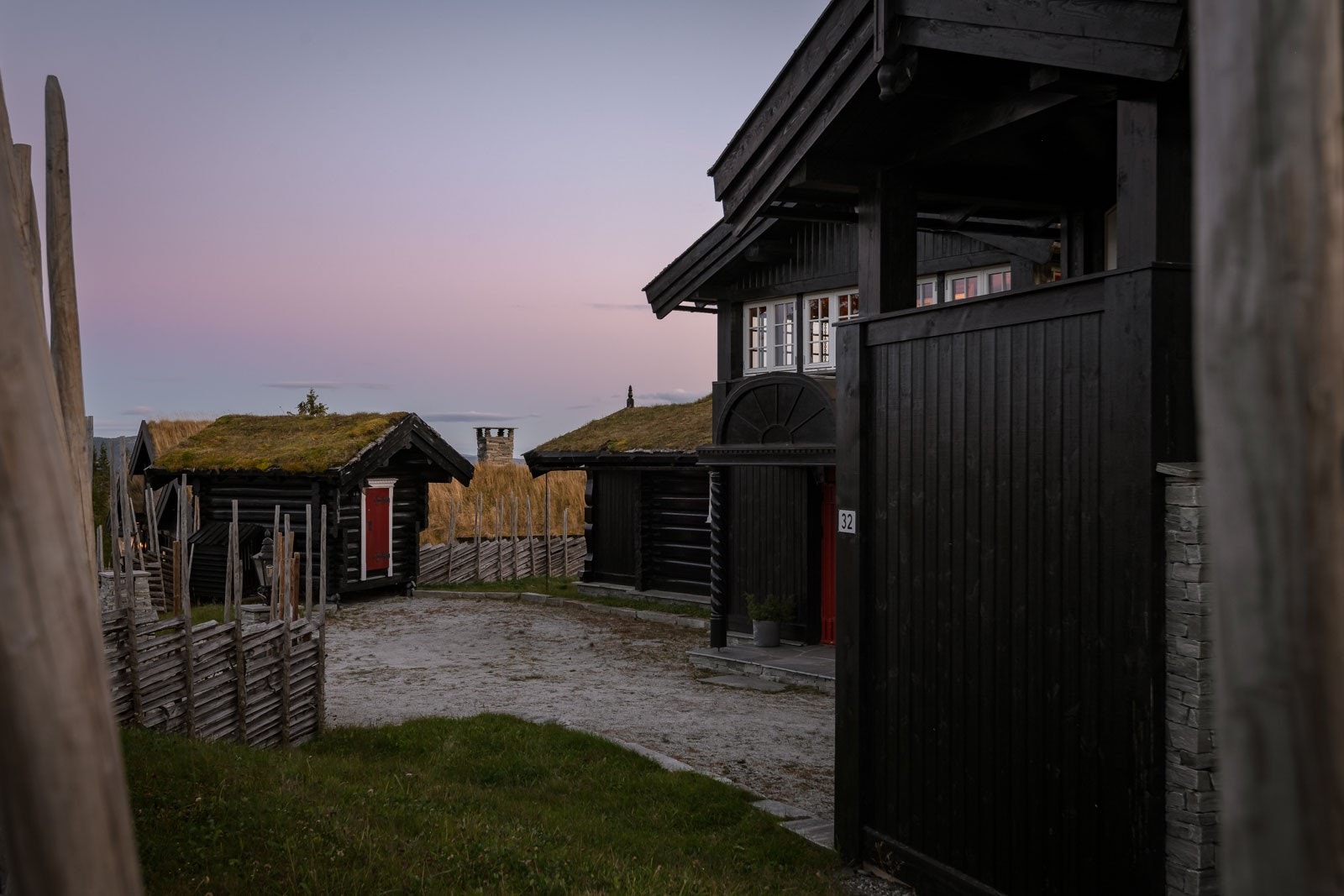 Tomten er meget flott opparbeidet. Sjarmerende stabbur på tunet samt gapahauk og praktisk skibod.