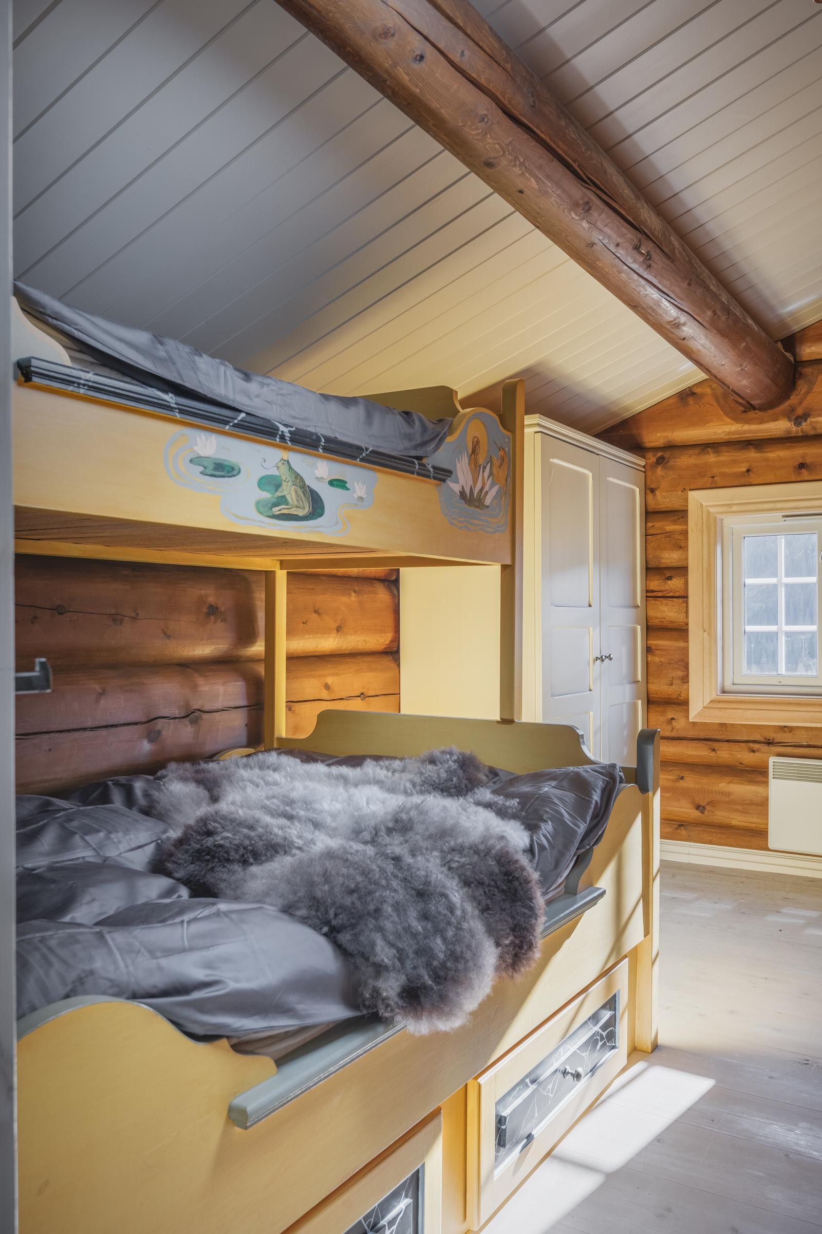 Soverom ideelt for de minste, med plassbygget køyeseng.