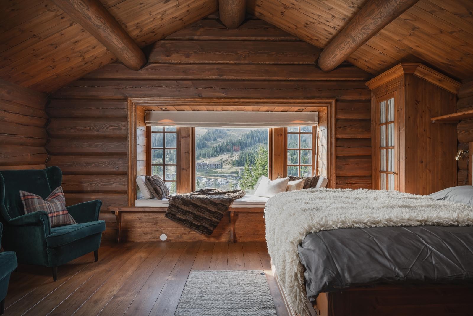 Innbydende soverom med sittebenk i vinduskarm.