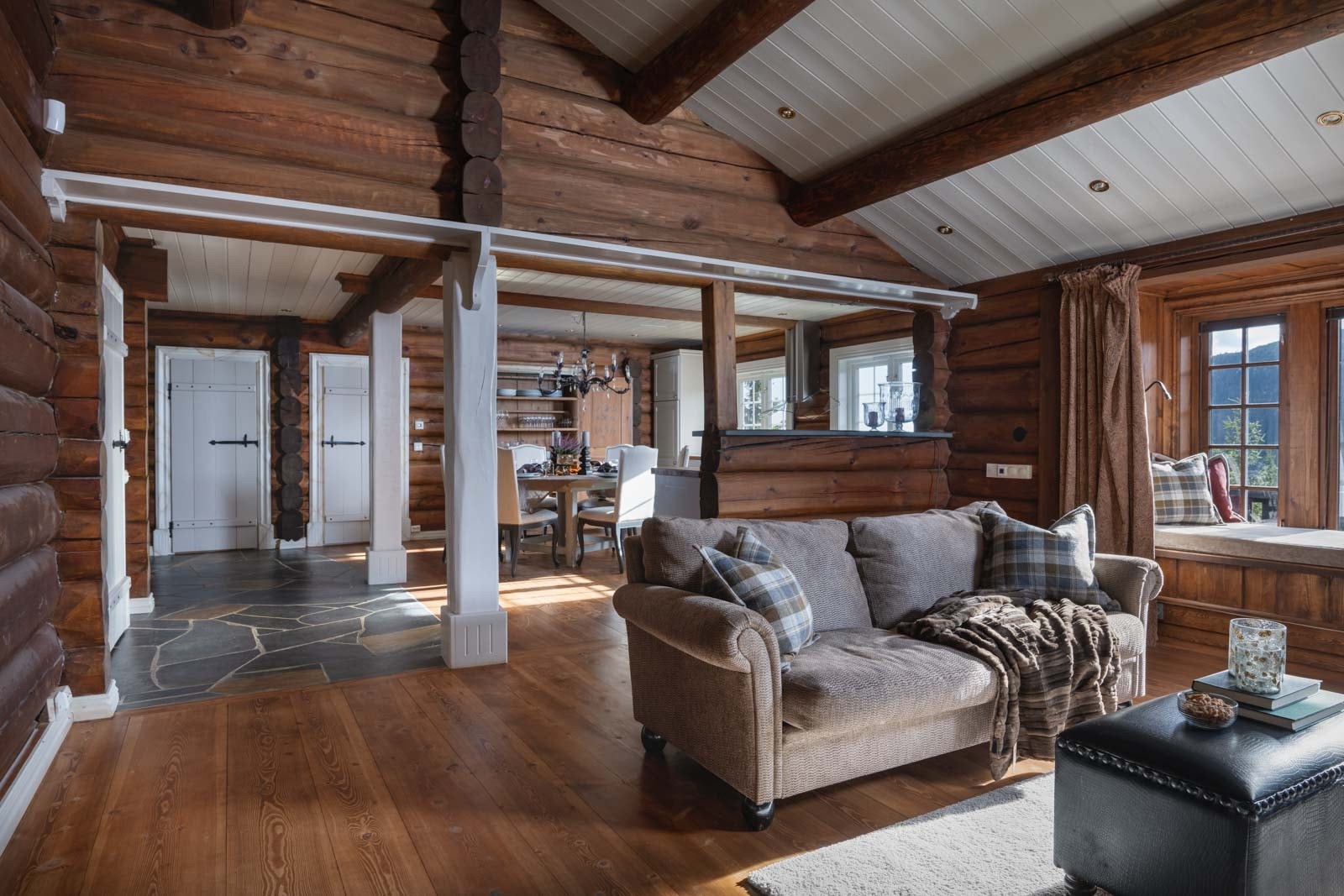 Innbydende peisstue, med stort spisekjøkken i bakkant.