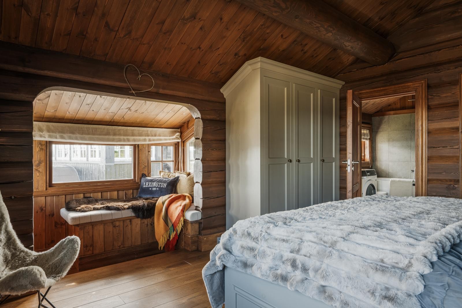 Soverommene har rikelig med plass til både garderobe og øvrig innredning.