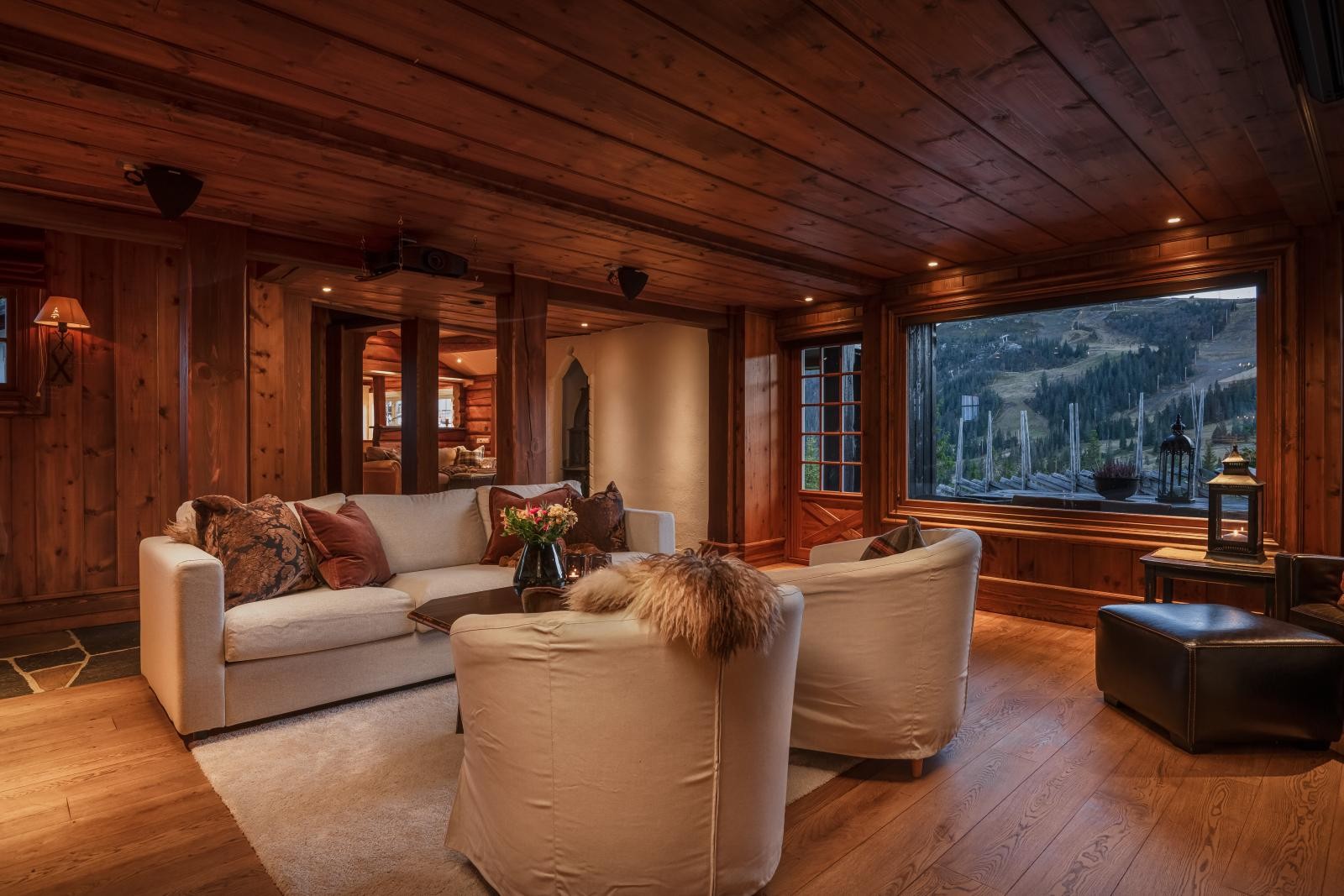 Peisstuen er tilknyttet romslig spisestue i åpen løsning.