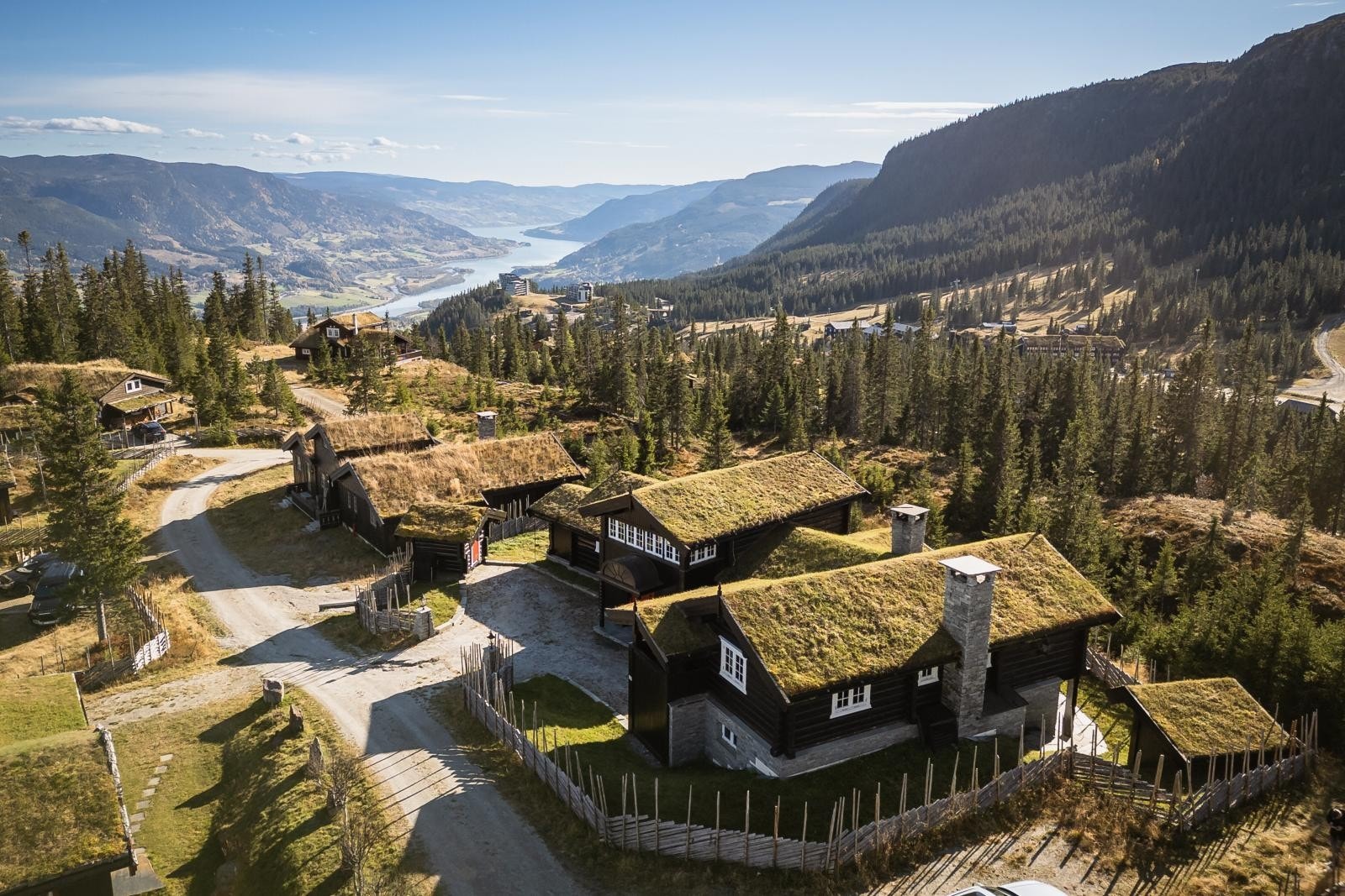 En eventyrlig fritidsbolig med unik plassering på Kvittfjell øst med vidstrakt utsikt og ski inn/ut via tilbringerløype.