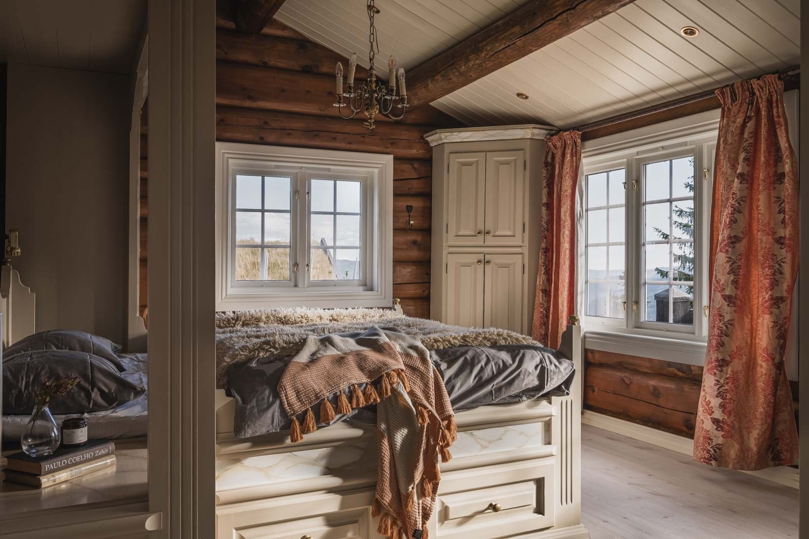 Hovedsoverommet har direkte utgang til stor terrasse på ca. 30 kvm.