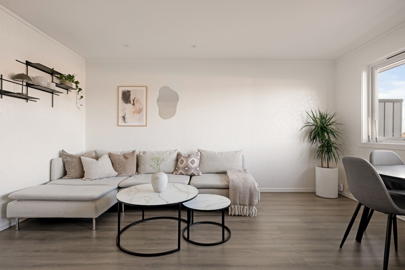 Det er plass til sofa, spisestue og diverse møblement i stuen. Galleribilde