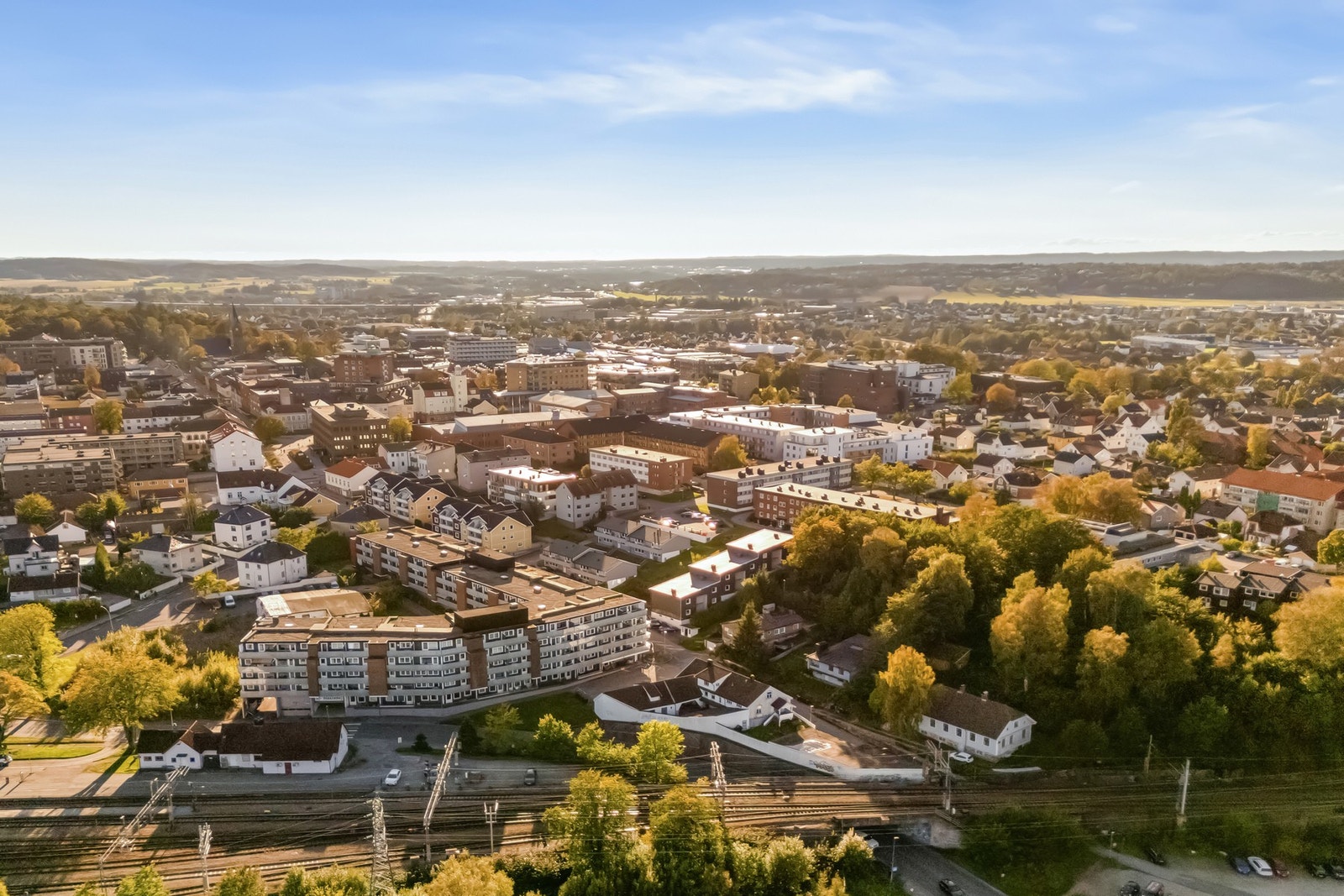 Gleng borettslag har beliggenhet like i nærheten av Glengshølen, sentralt i utkanten av sentrum med kort gangavstand til gågata og alle byens fasiliteter. Galleribilde