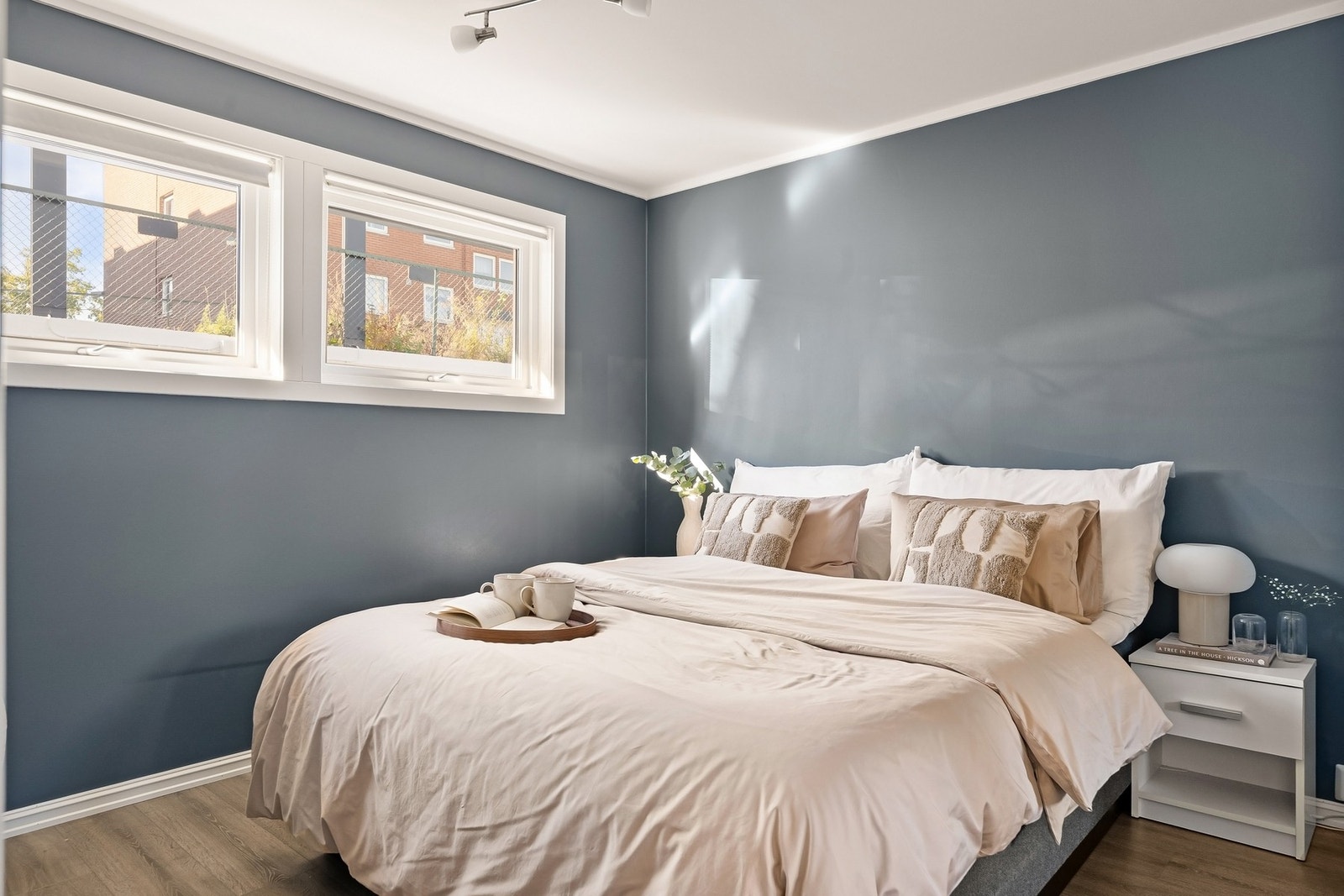 Soverommet er romslig og er malt i en lun blåfarge. Galleribilde