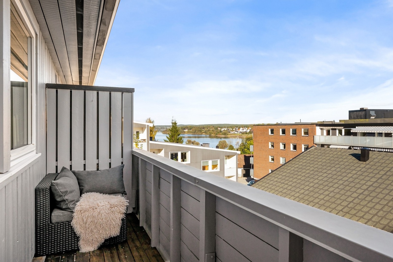 Hyggelig gløtt til vannet/Glengshølen fra balkongen. Galleribilde