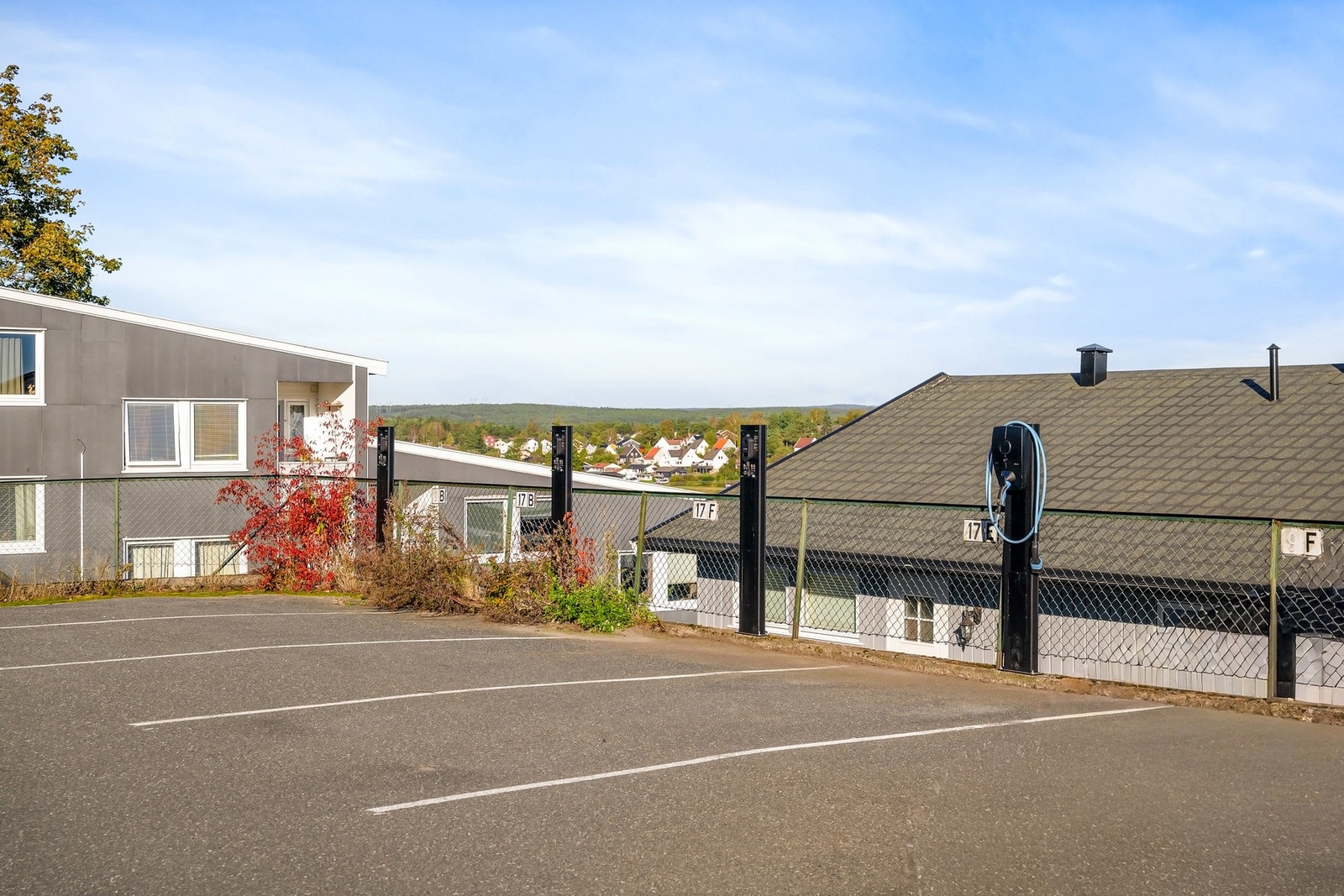 Biloppstillingsplass på utsiden av bygget. Elbillader montert i 2024. Galleribilde