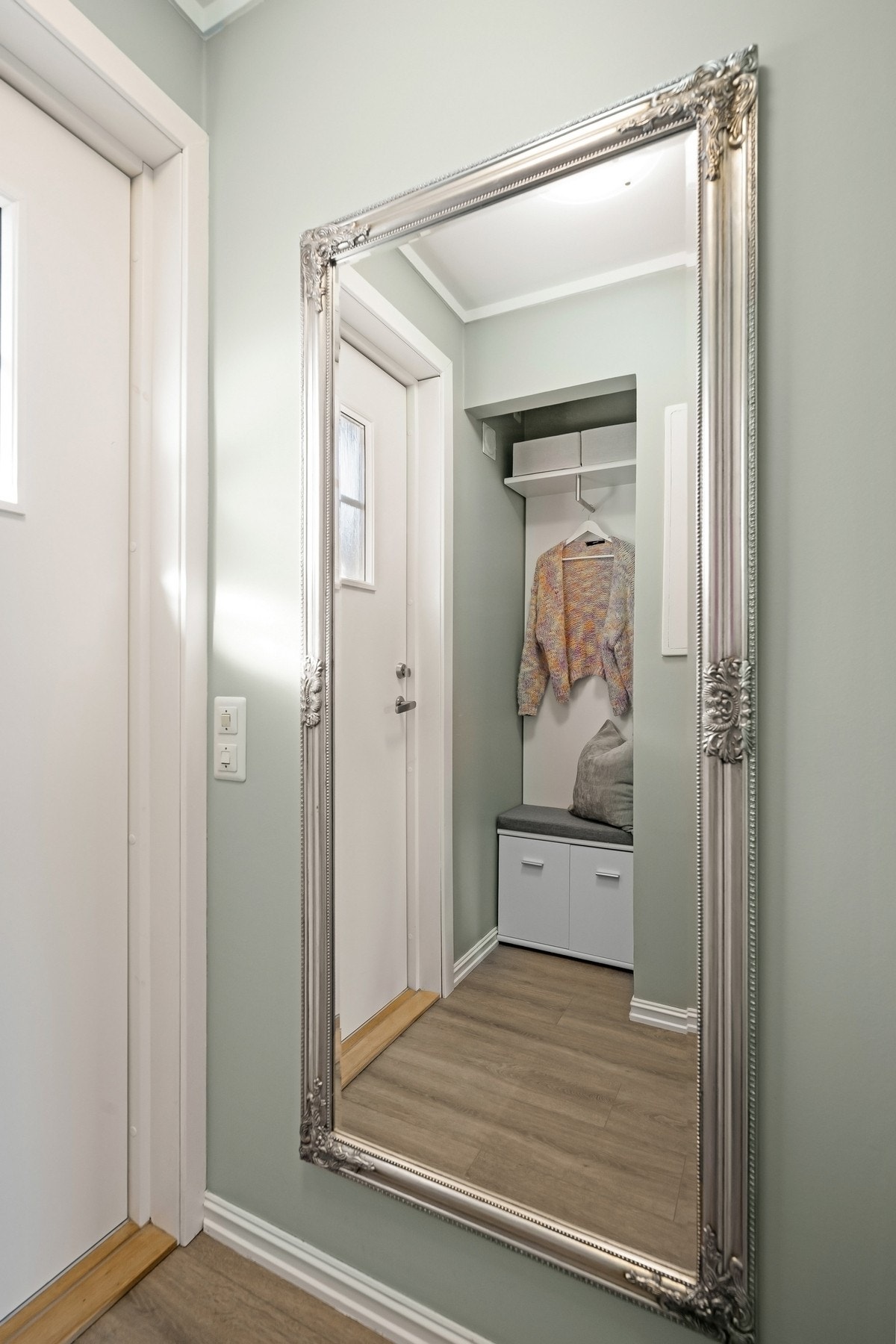 Plass til å henge fra seg yttertøy i entreen. Galleribilde