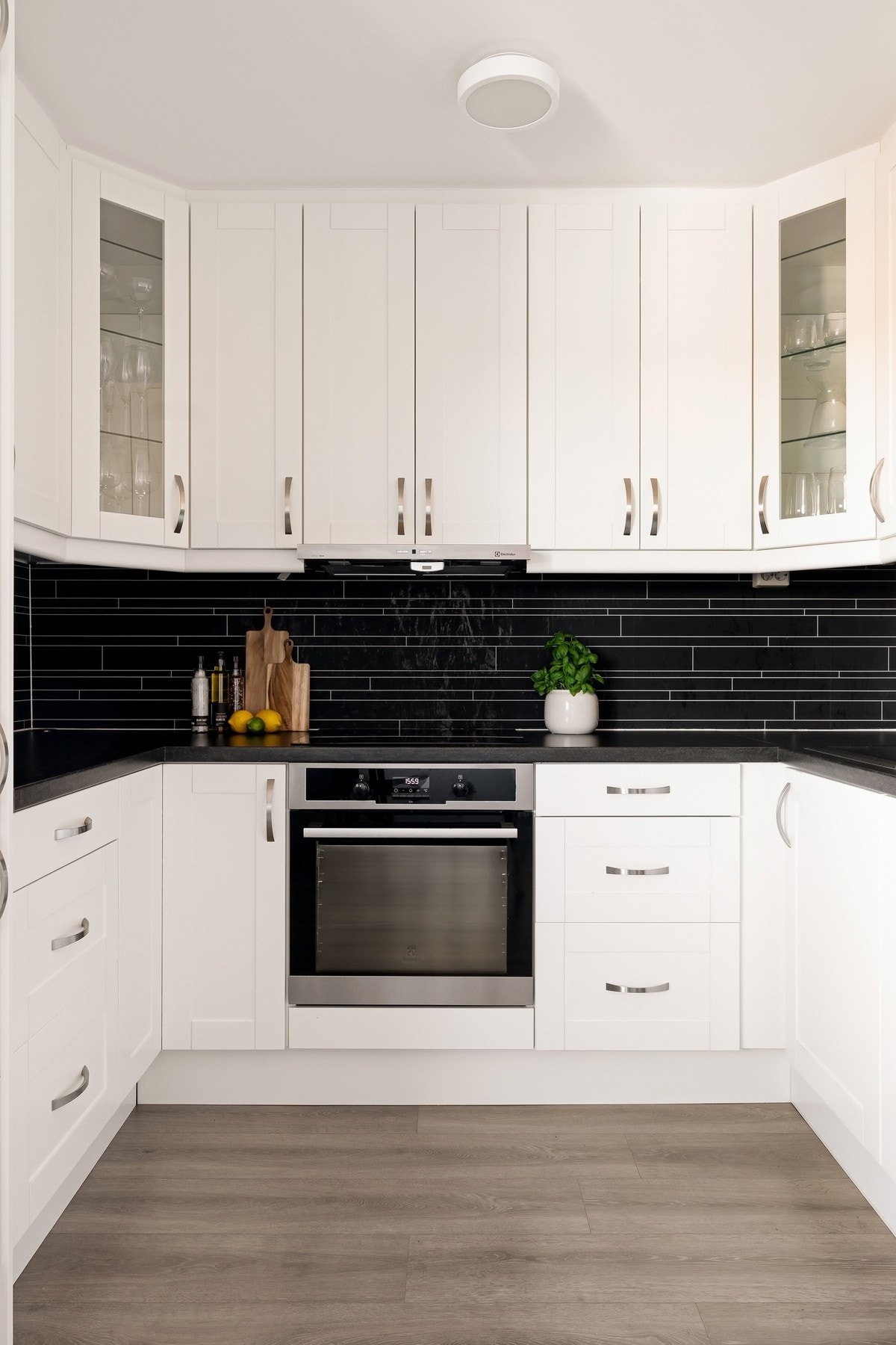 Lyst og tidsriktig kjøkken. Overskapene går helt opp til taket, noe som skaper et rent og moderne uttrykk. Galleribilde