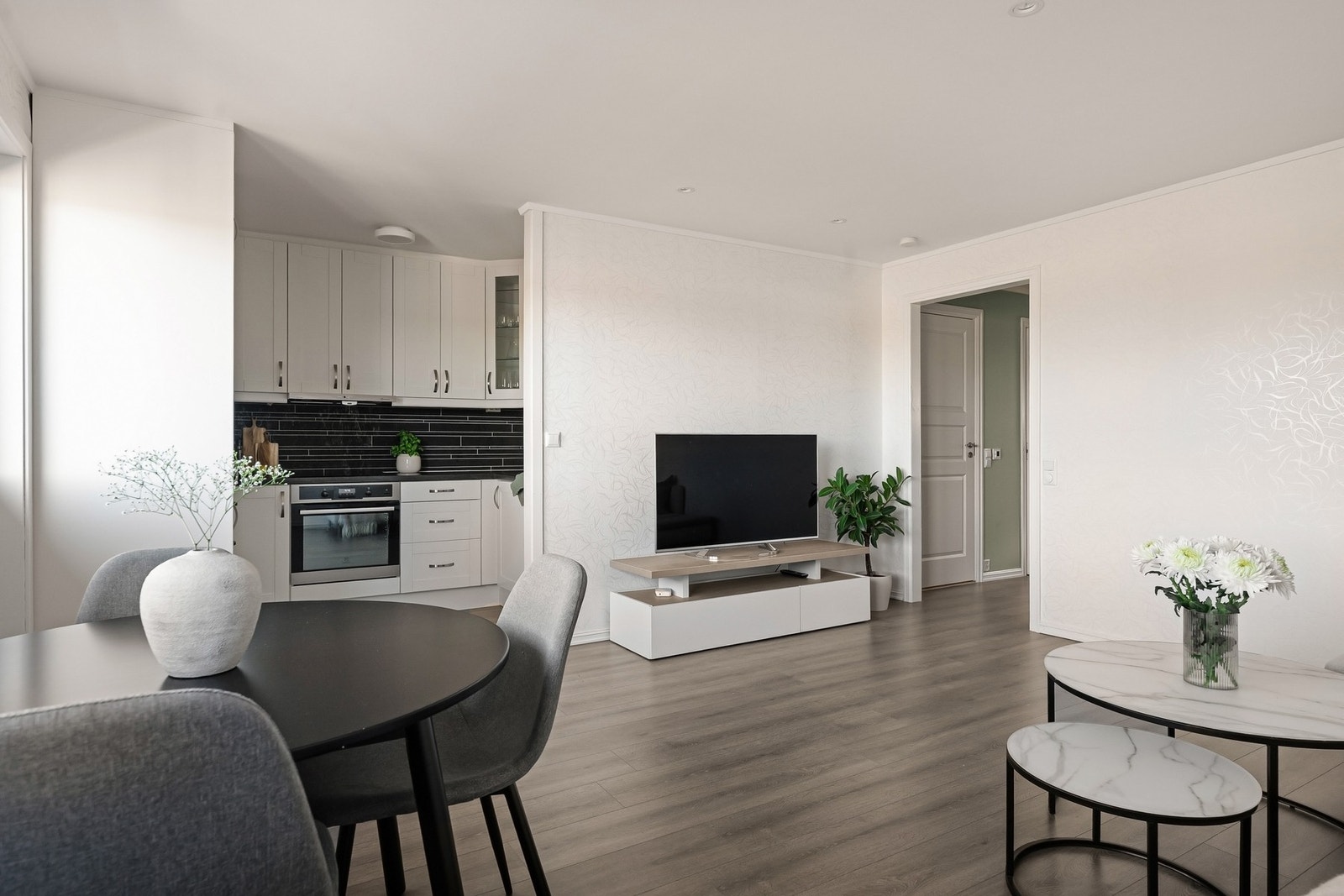 Det er dels åpen løsning til kjøkkenet. Galleribilde