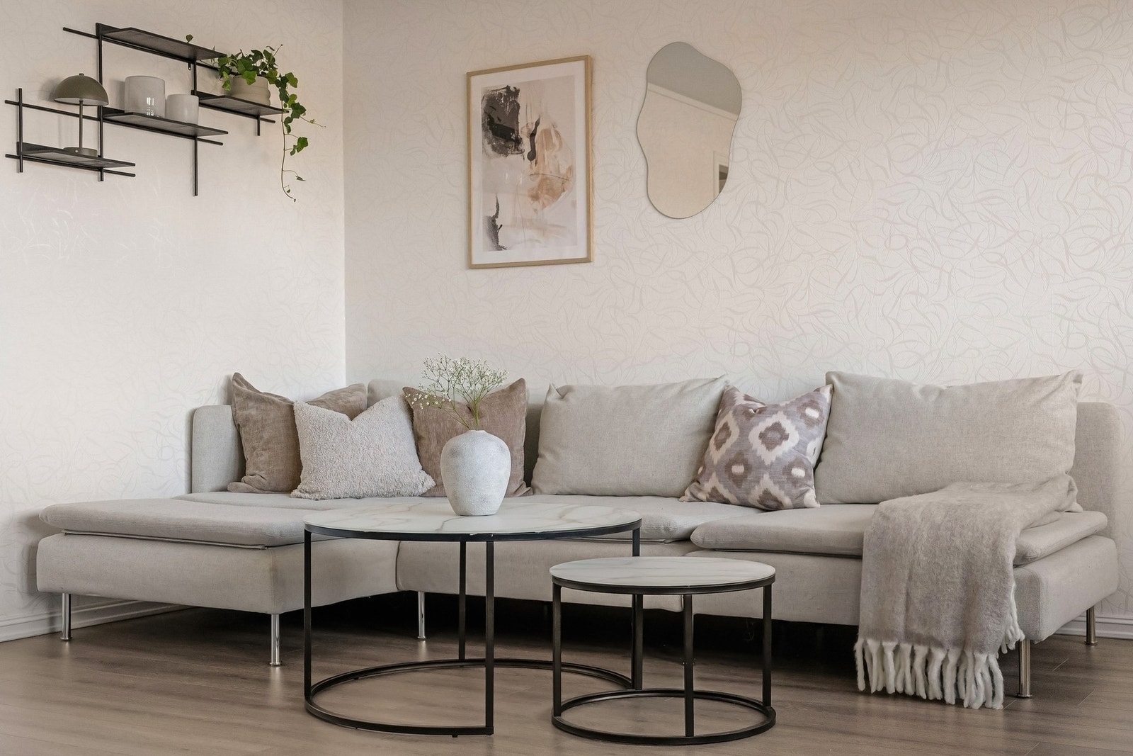 Leiligheten har lyse overflater og downlights i himling. Det er også store vindusflater som tilfører godt med dagslys til stua. Galleribilde