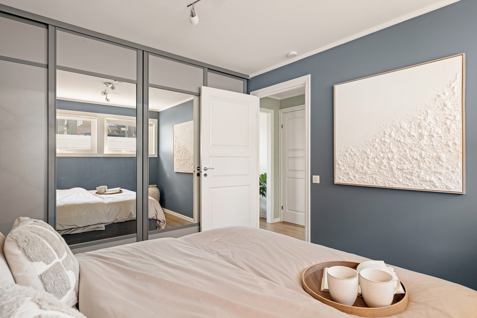 Her er det en stor og integrert skyvedørsgarderobe med speilflate. Galleribilde