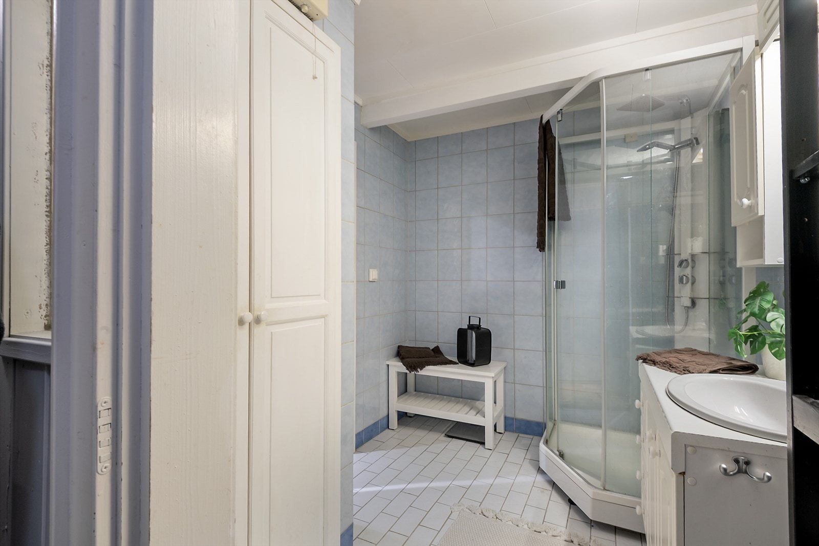 Bad med dusjkabinett. Galleribilde