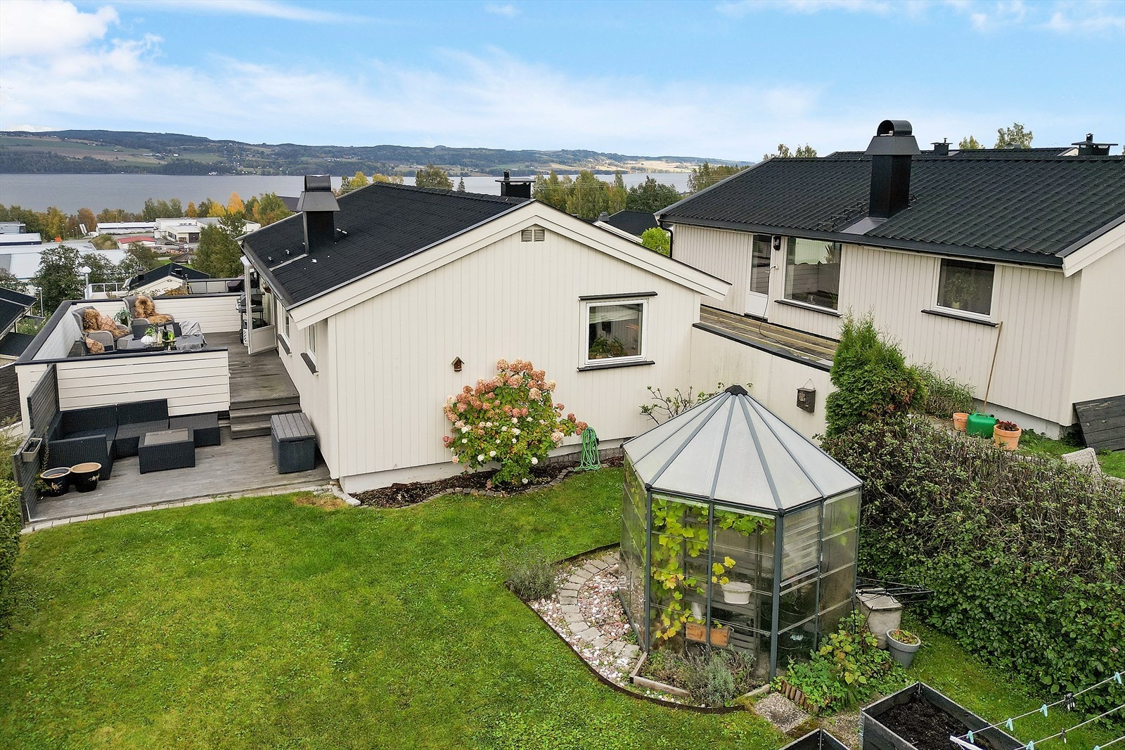 Veranda med enkel tilgang til tomt. Galleribilde