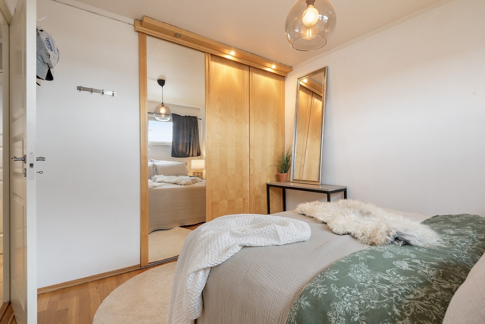 Soverommet har skyvedørsgarderobe. Galleribilde