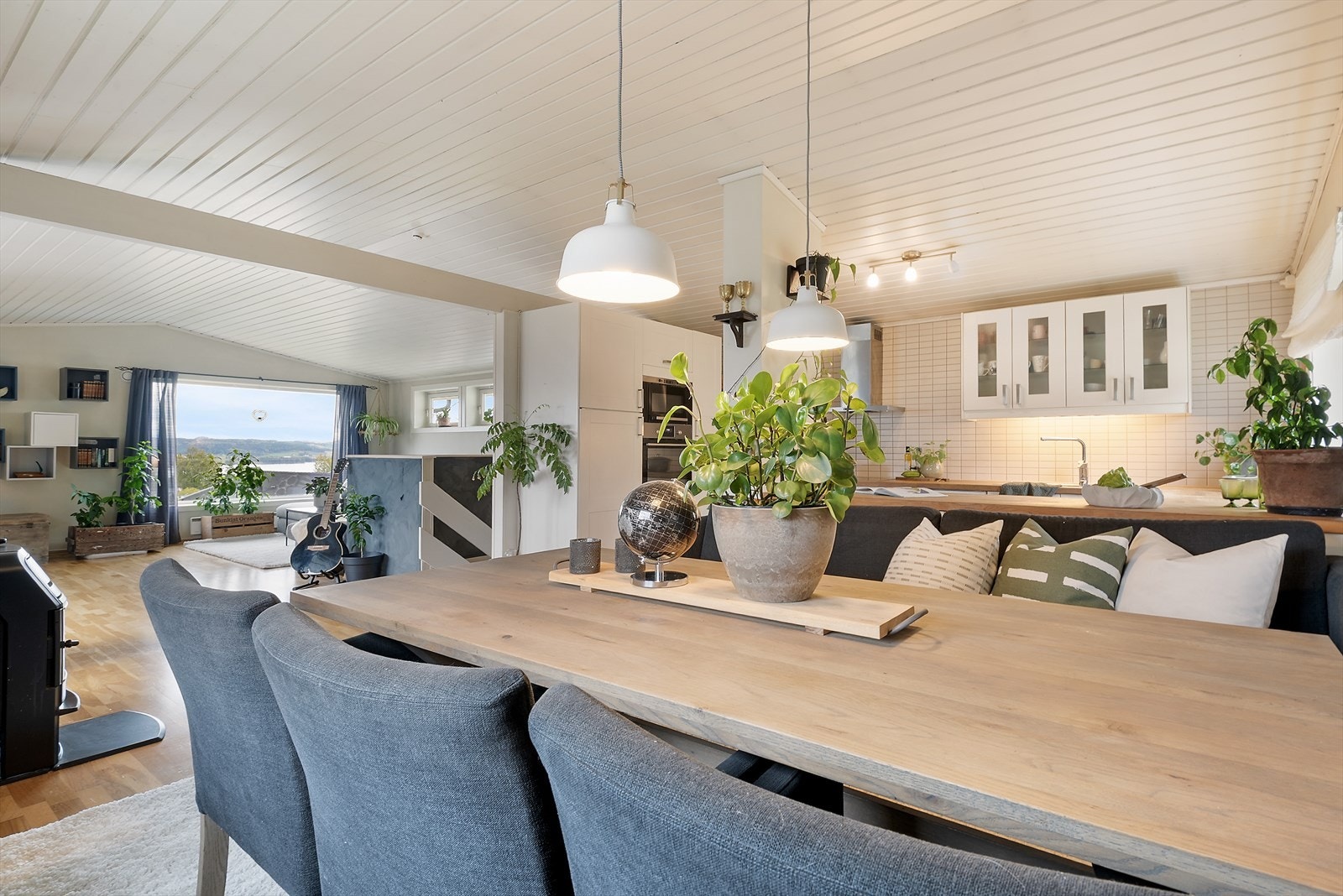 Åpen løsning mellom kjøkken og stue. Galleribilde