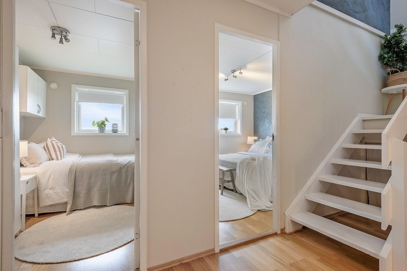 Gang med adkomst til soverom i underetasjen. Galleribilde