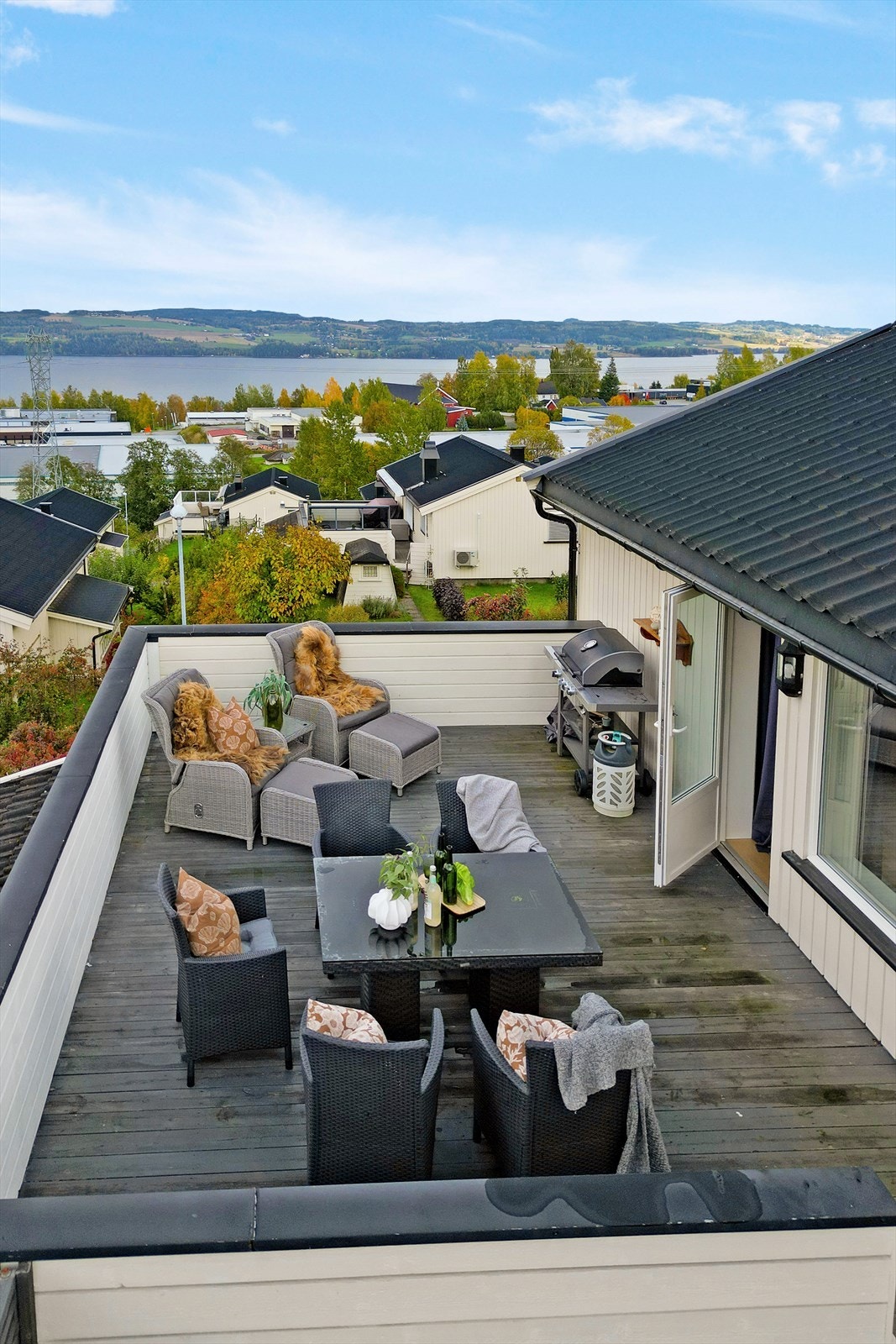 Flott veranda utenfor stue. Galleribilde